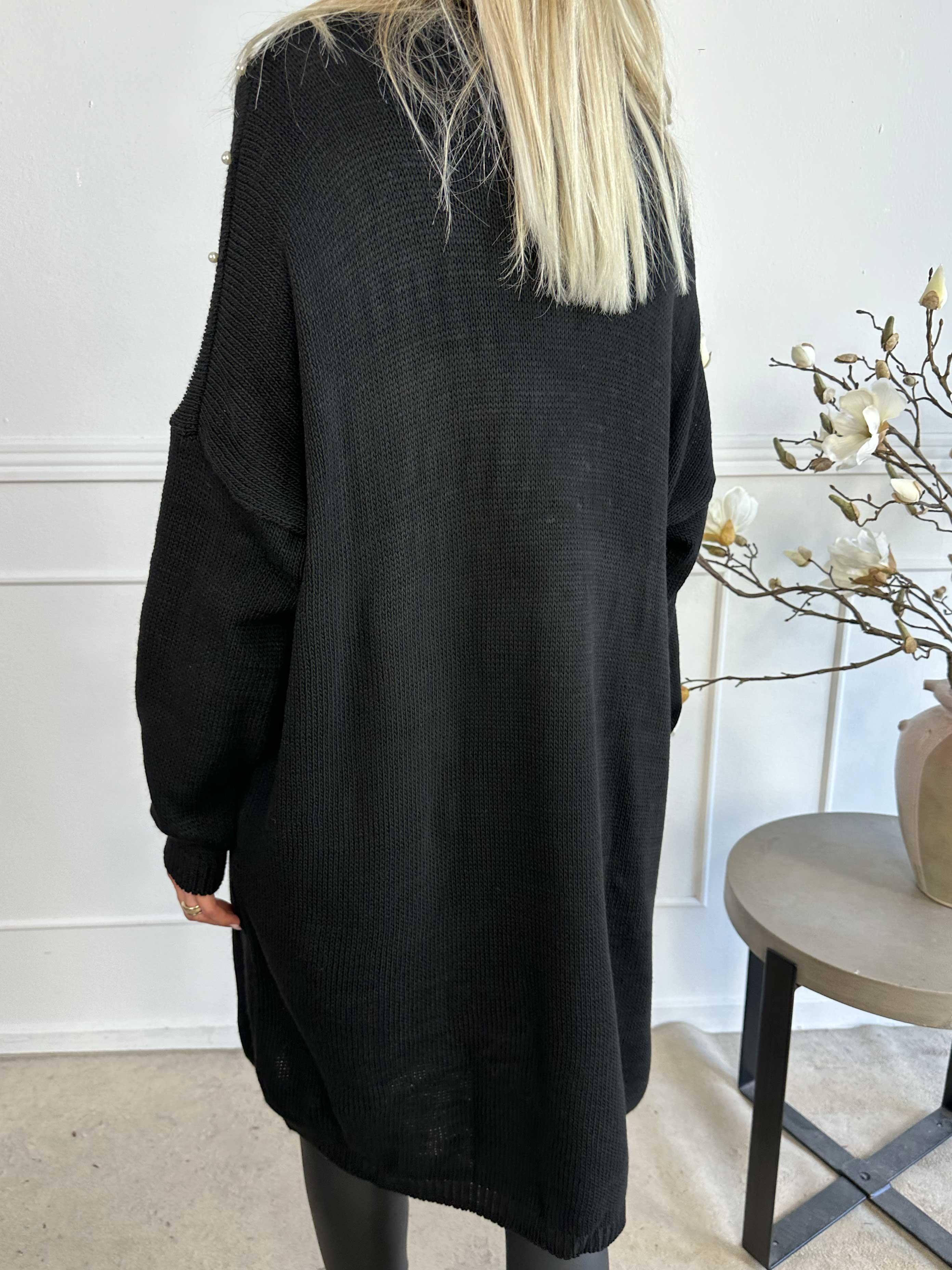 Desire - Strikkjole med turtleneck og hvide perler