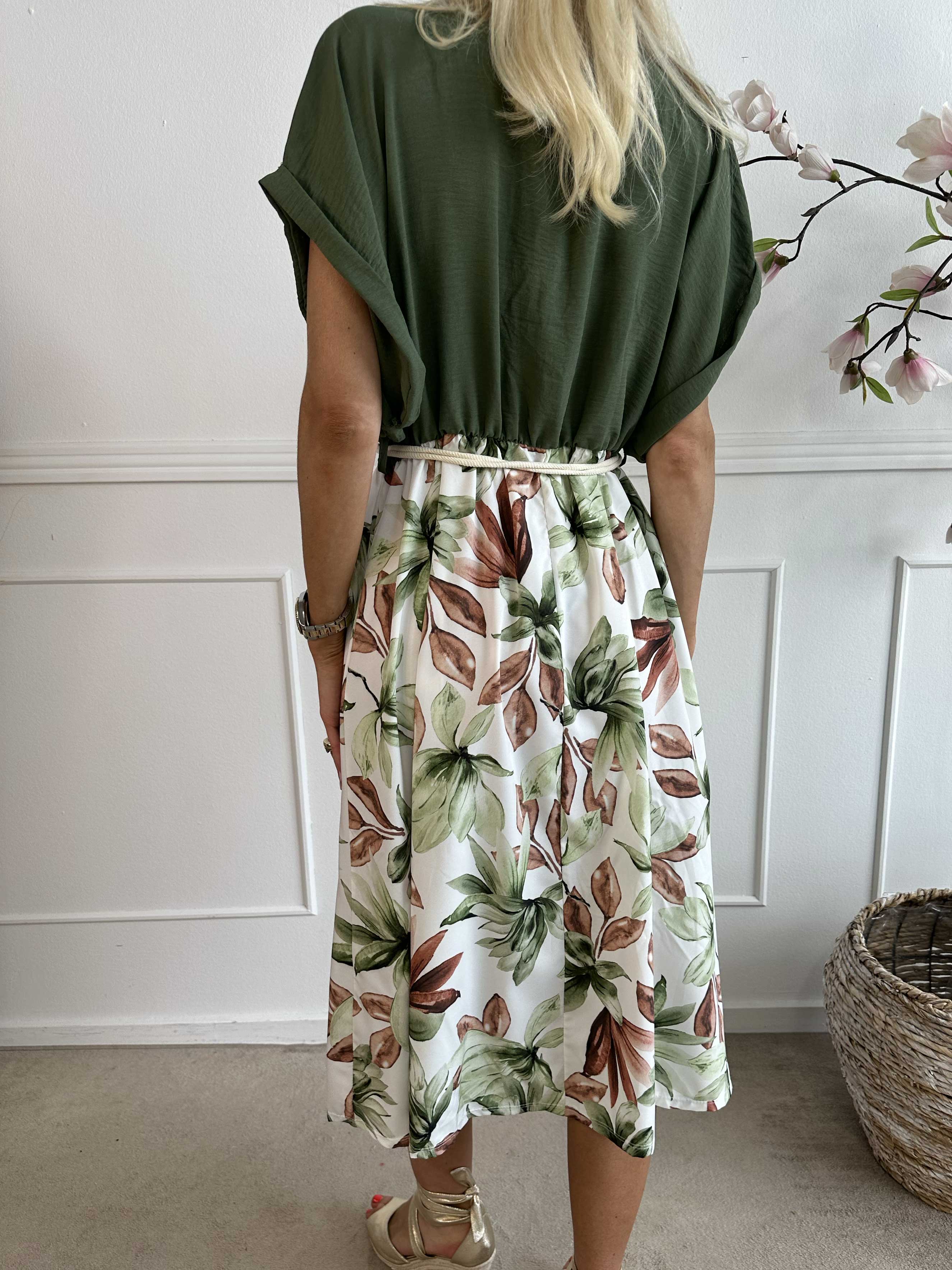 Dina - Fin kjole med elastik i taljen og pynteknapper