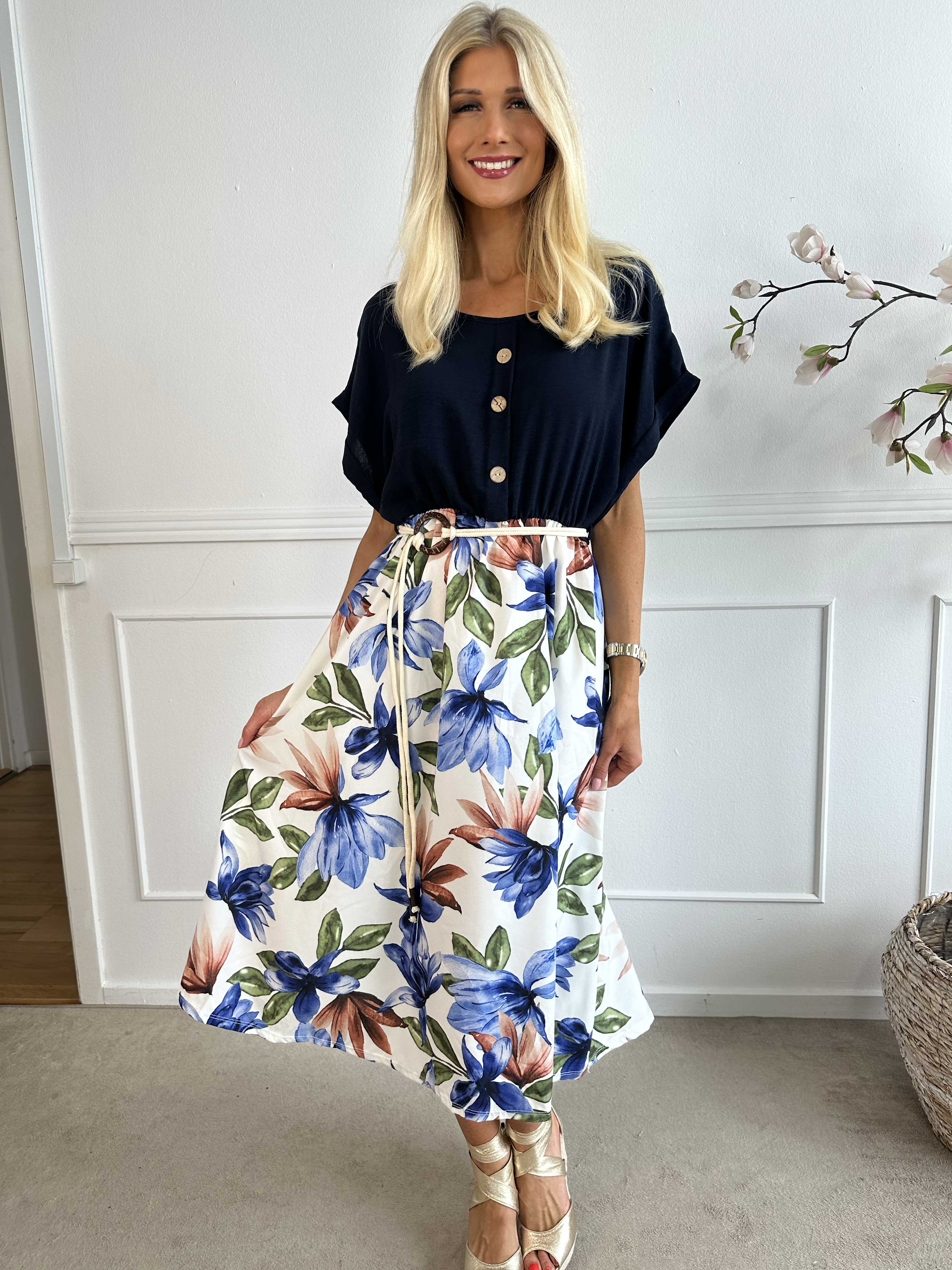 Dina - Fin kjole med elastik i taljen og pynteknapper