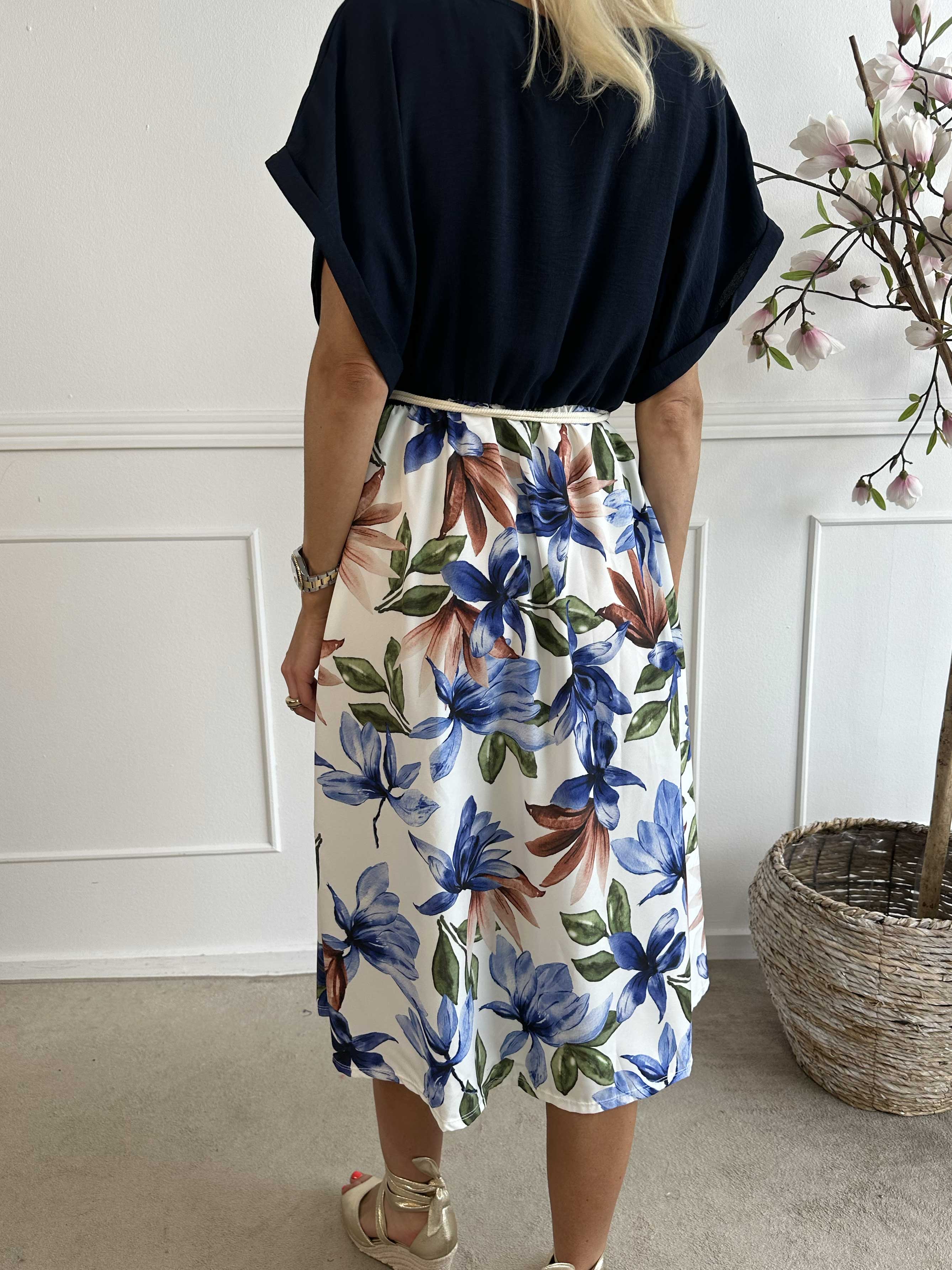 Dina - Fin kjole med elastik i taljen og pynteknapper