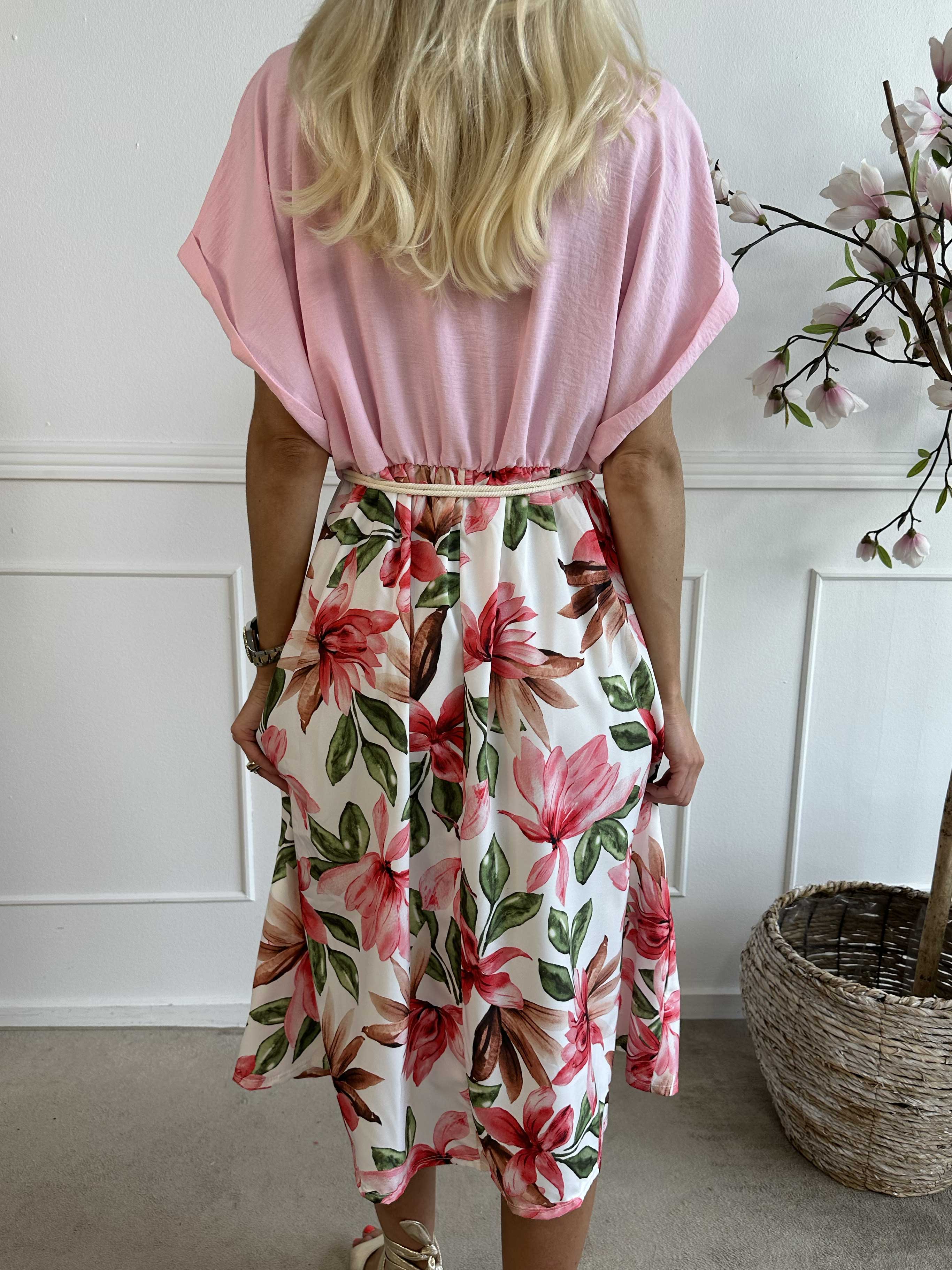 Dina - Fin kjole med elastik i taljen og pynteknapper