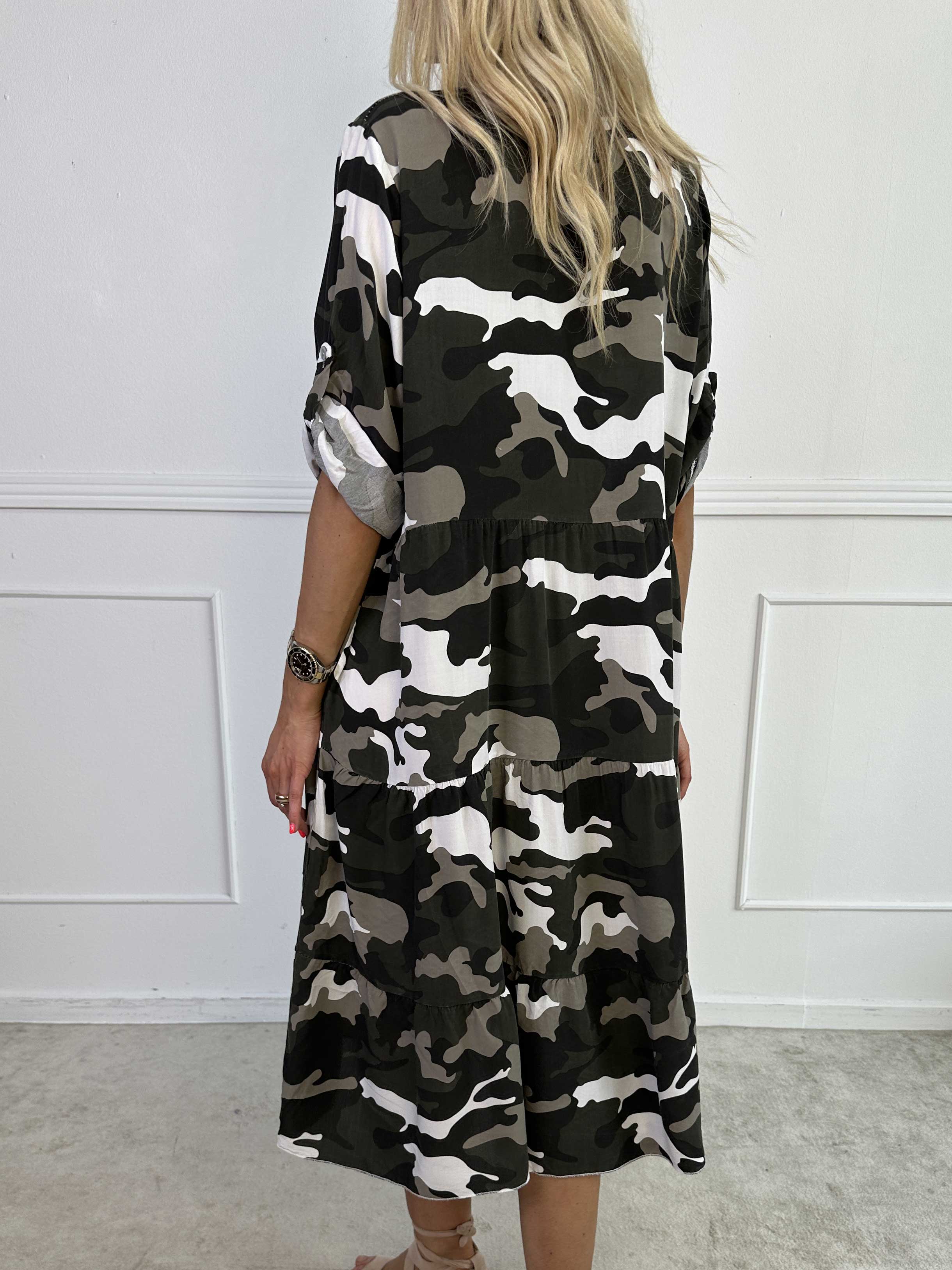 Dotti Camo - Kjole med camouflageprint i viskose med lag på lag look