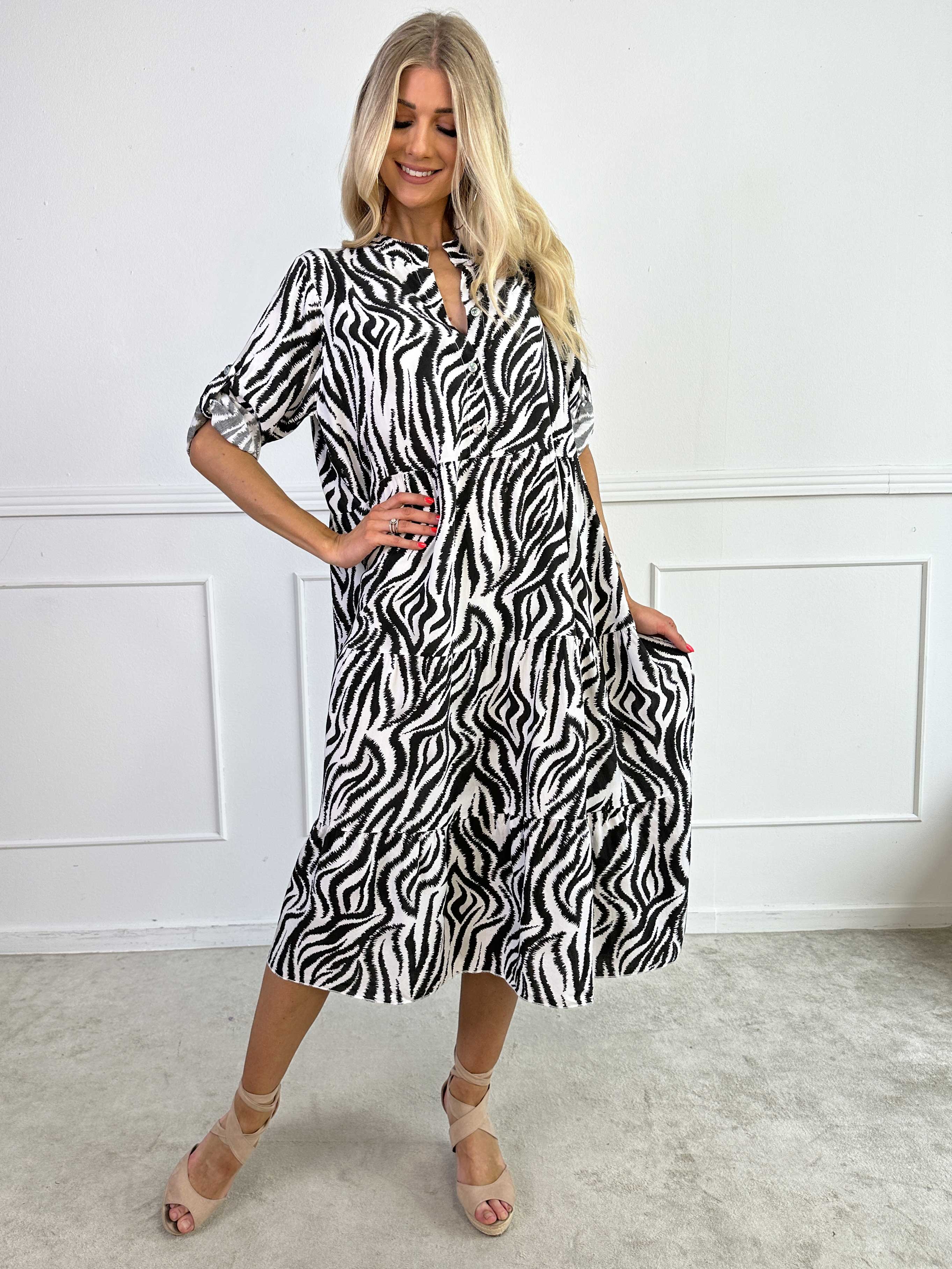 Dotti Zebra - Stribet kjole i viskose med lag på lag look