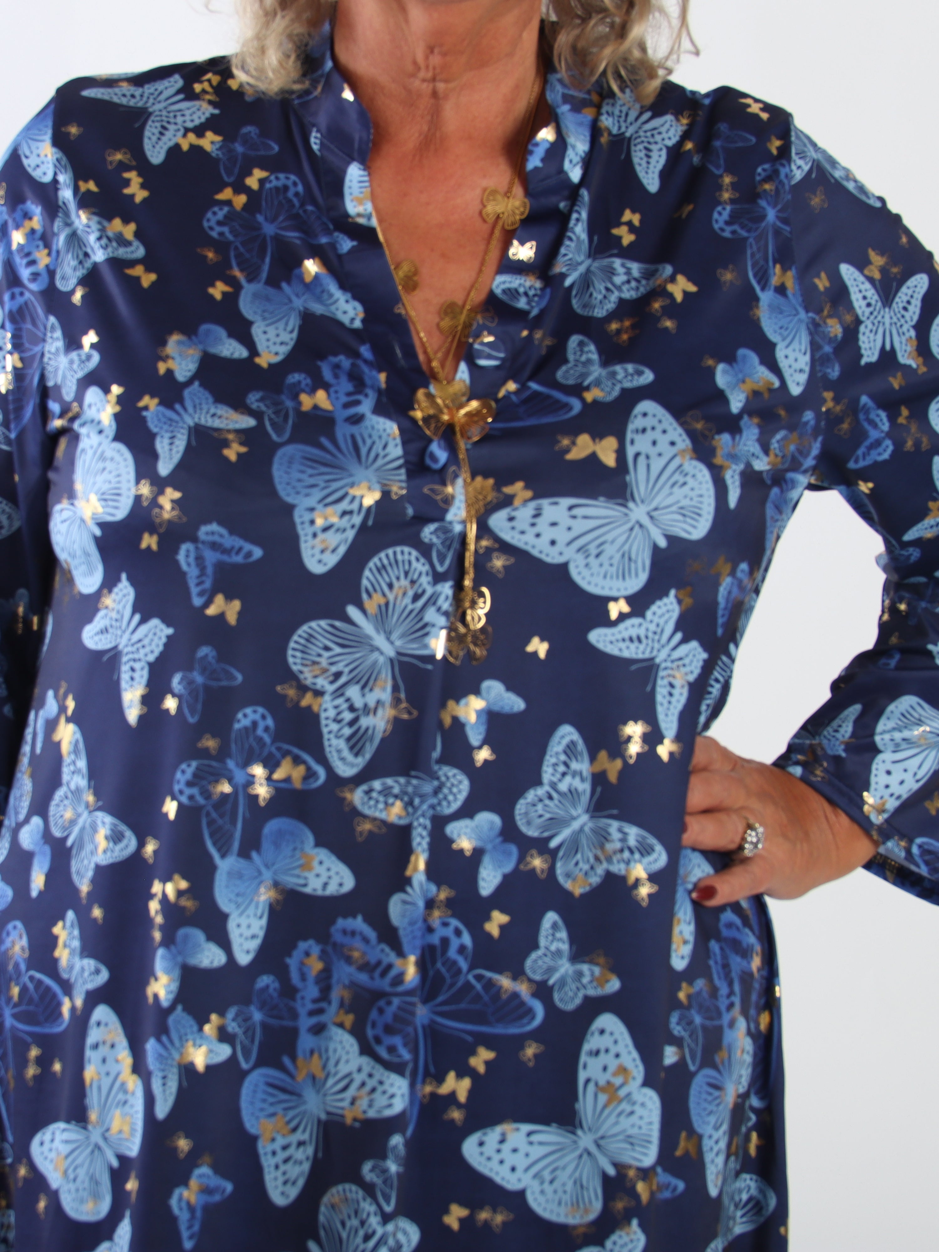 Ebba Butterfly - Elastisk plus size kjole med sommerfugle print