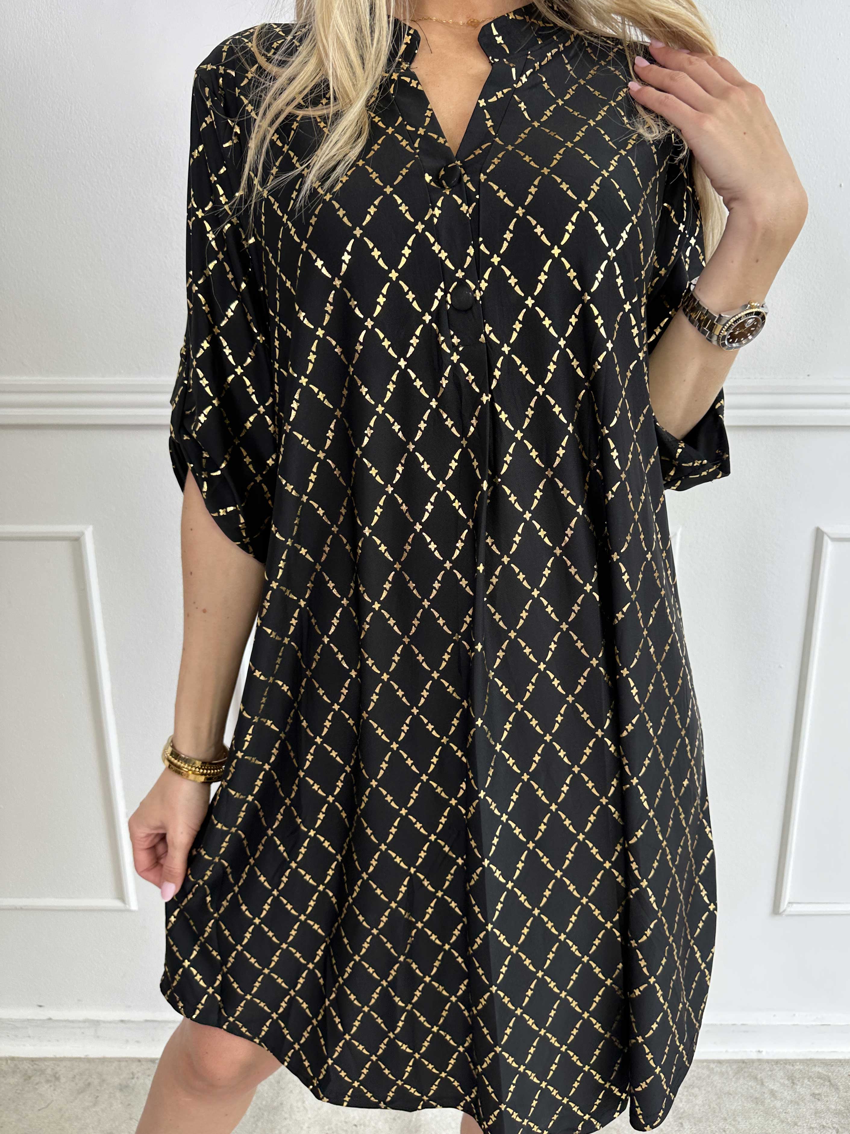 Ebba Gold Check Long - Elastisk kjole med guld detaljer