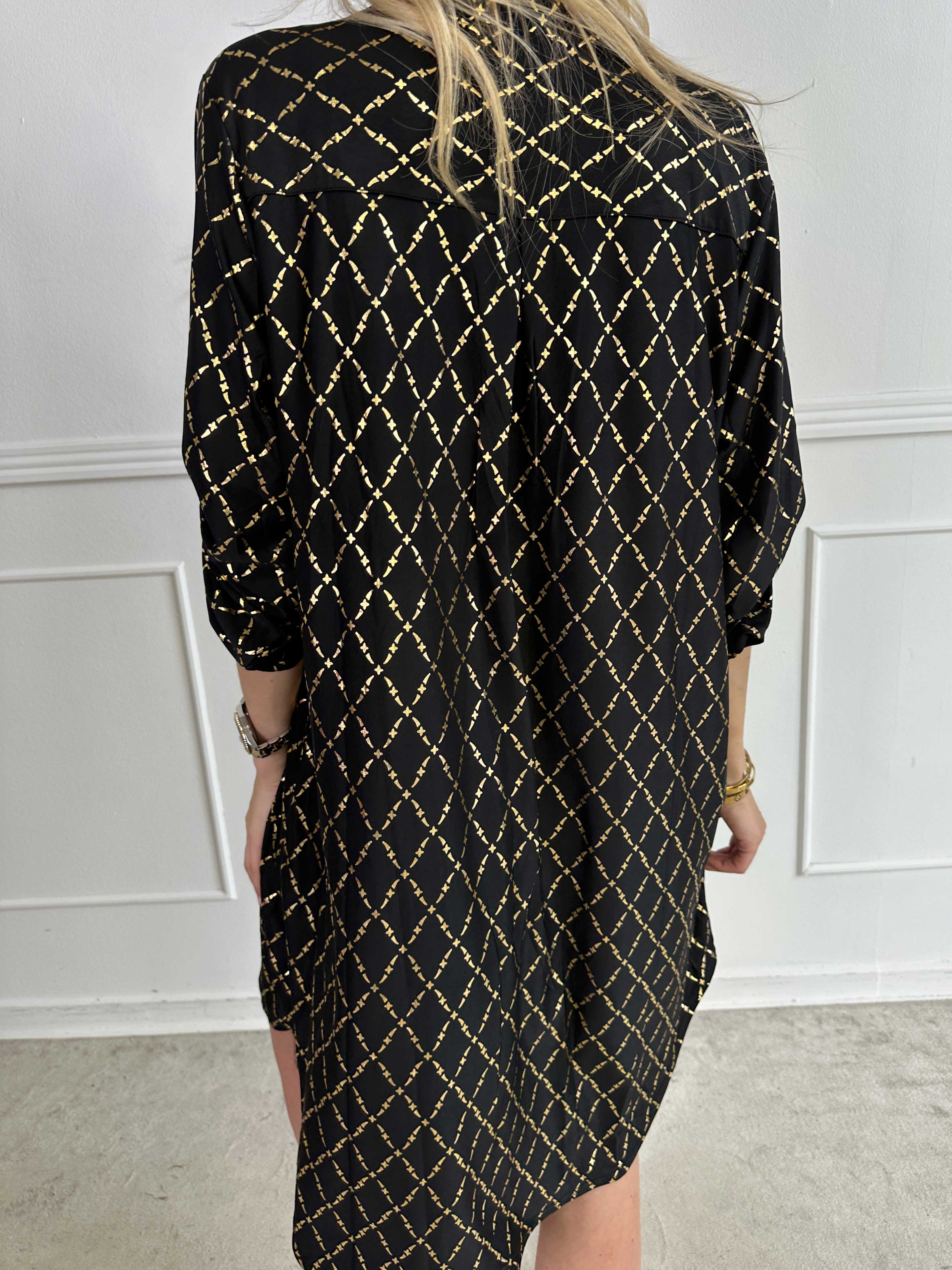 Ebba Gold Check Long - Elastisk kjole med guld detaljer