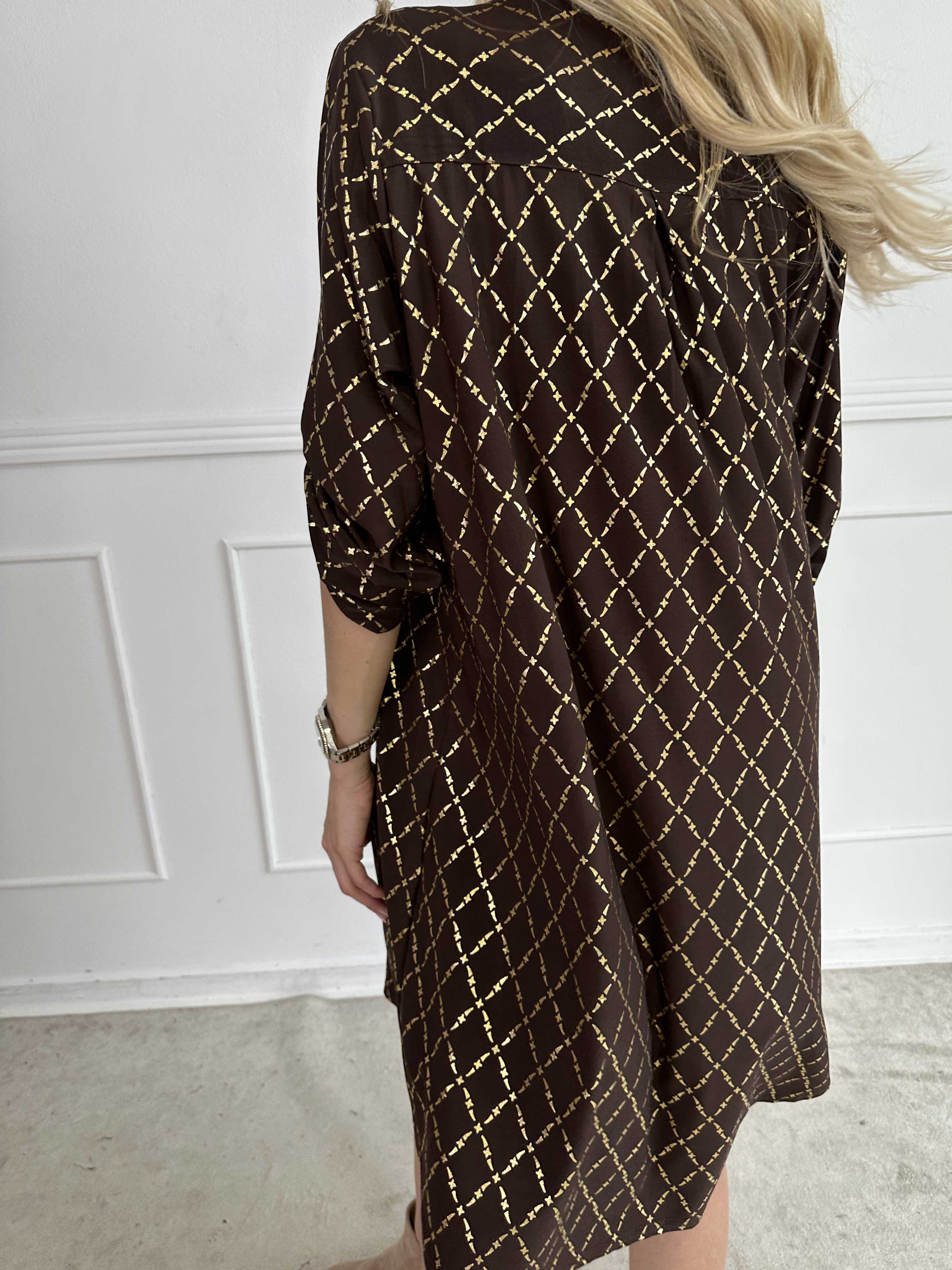 Ebba Gold Check Long - Elastisk kjole med guld detaljer