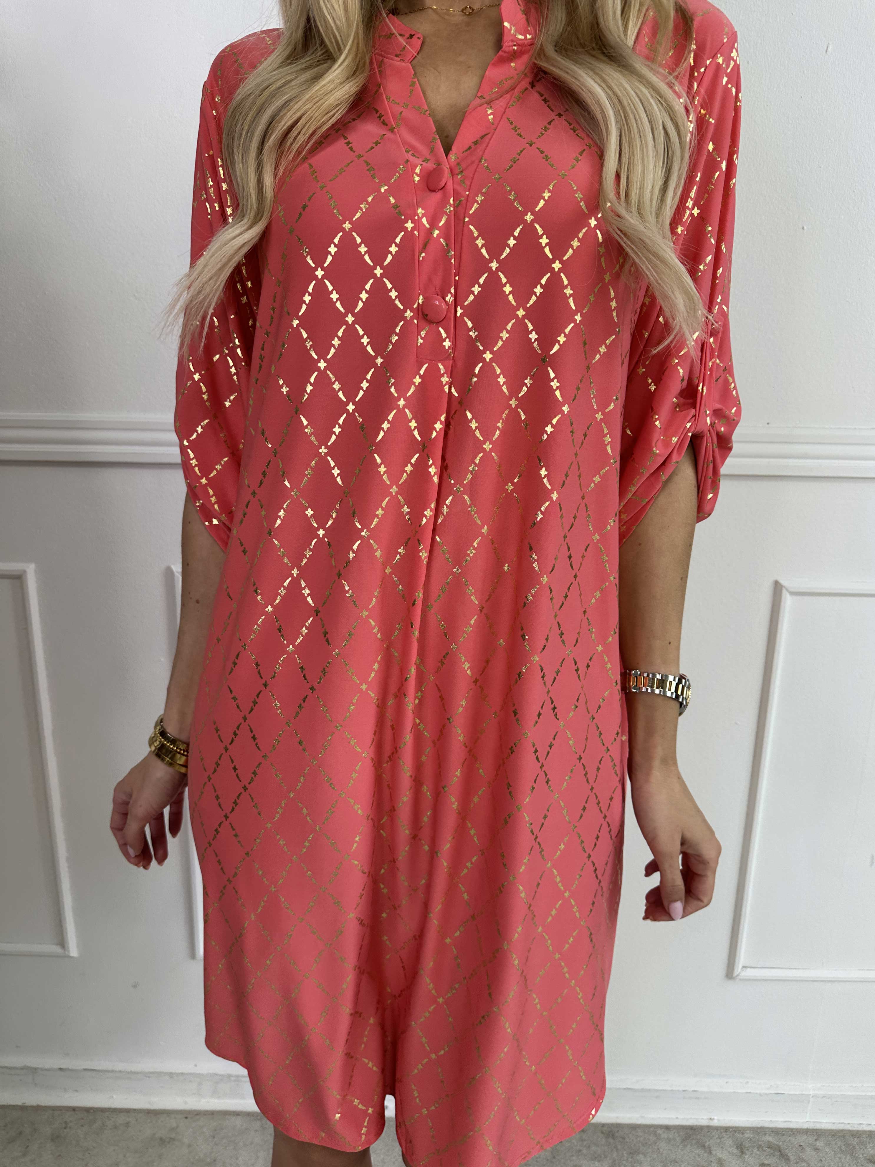 Ebba Gold Check Long - Elastisk kjole med guld detaljer