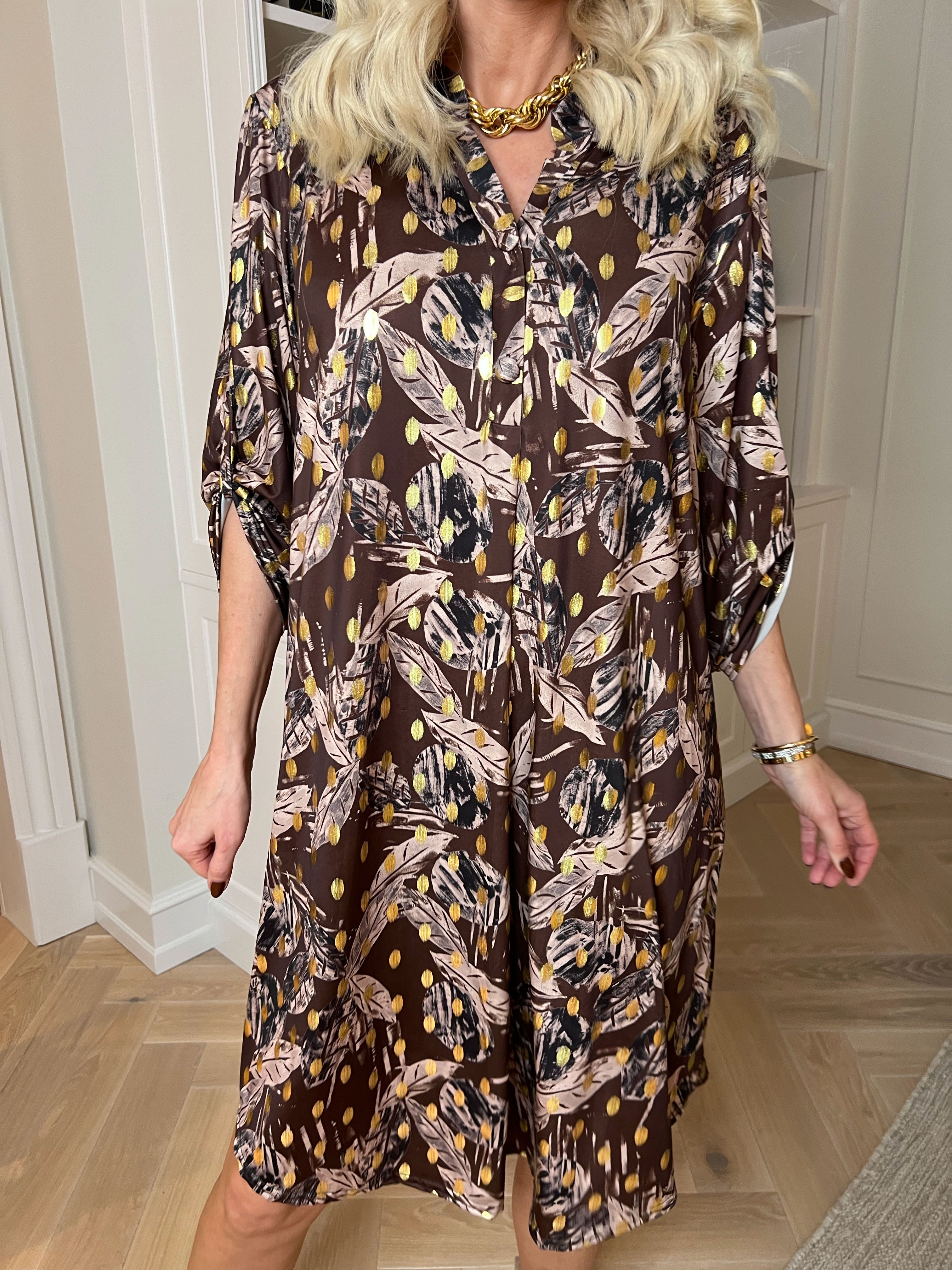 Ebba Leaf Long - Elastisk kjole med fint bladmønster og guld dutter