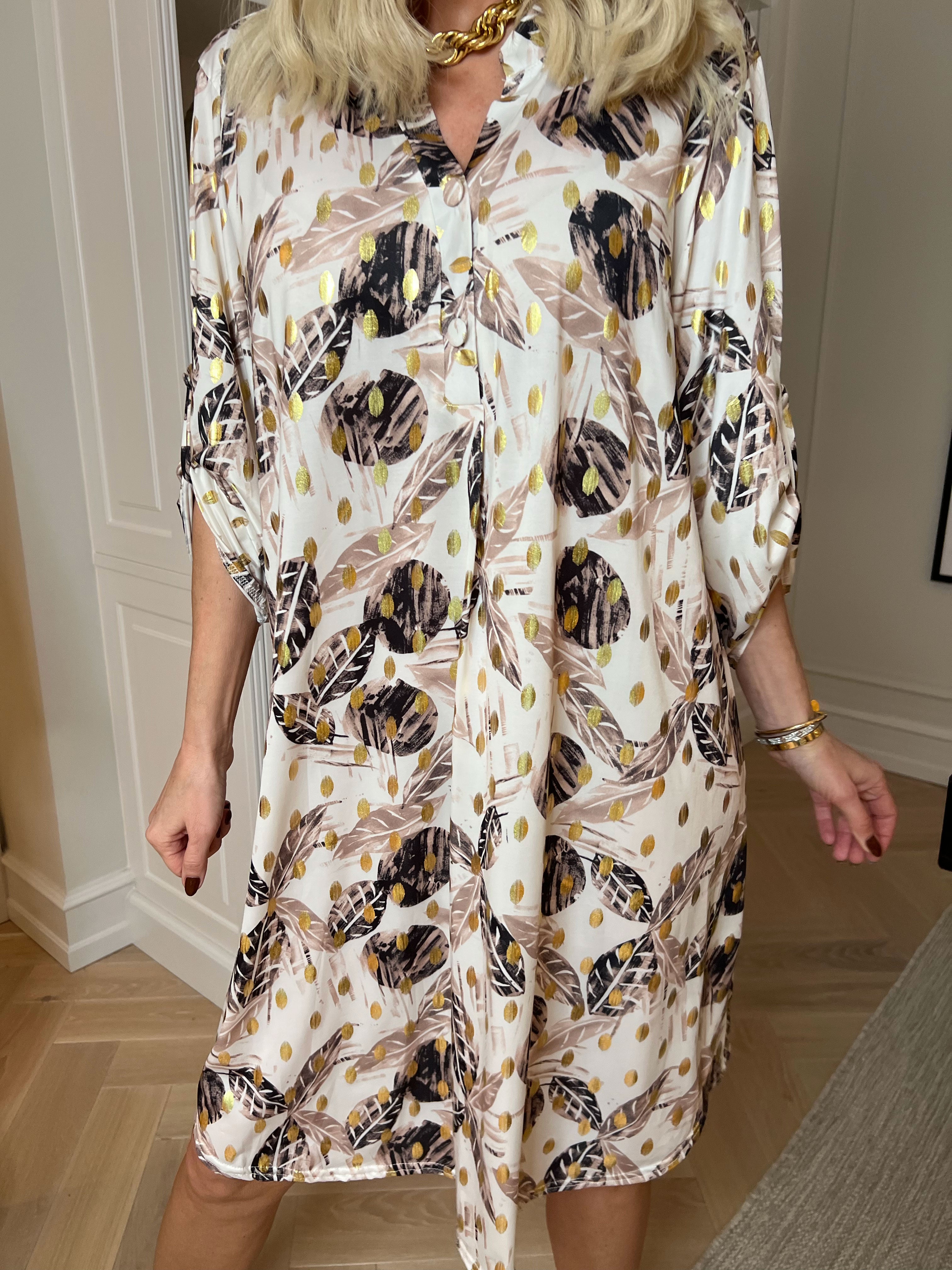 Ebba Leaf Long - Elastisk kjole med fint bladmønster og guld dutter