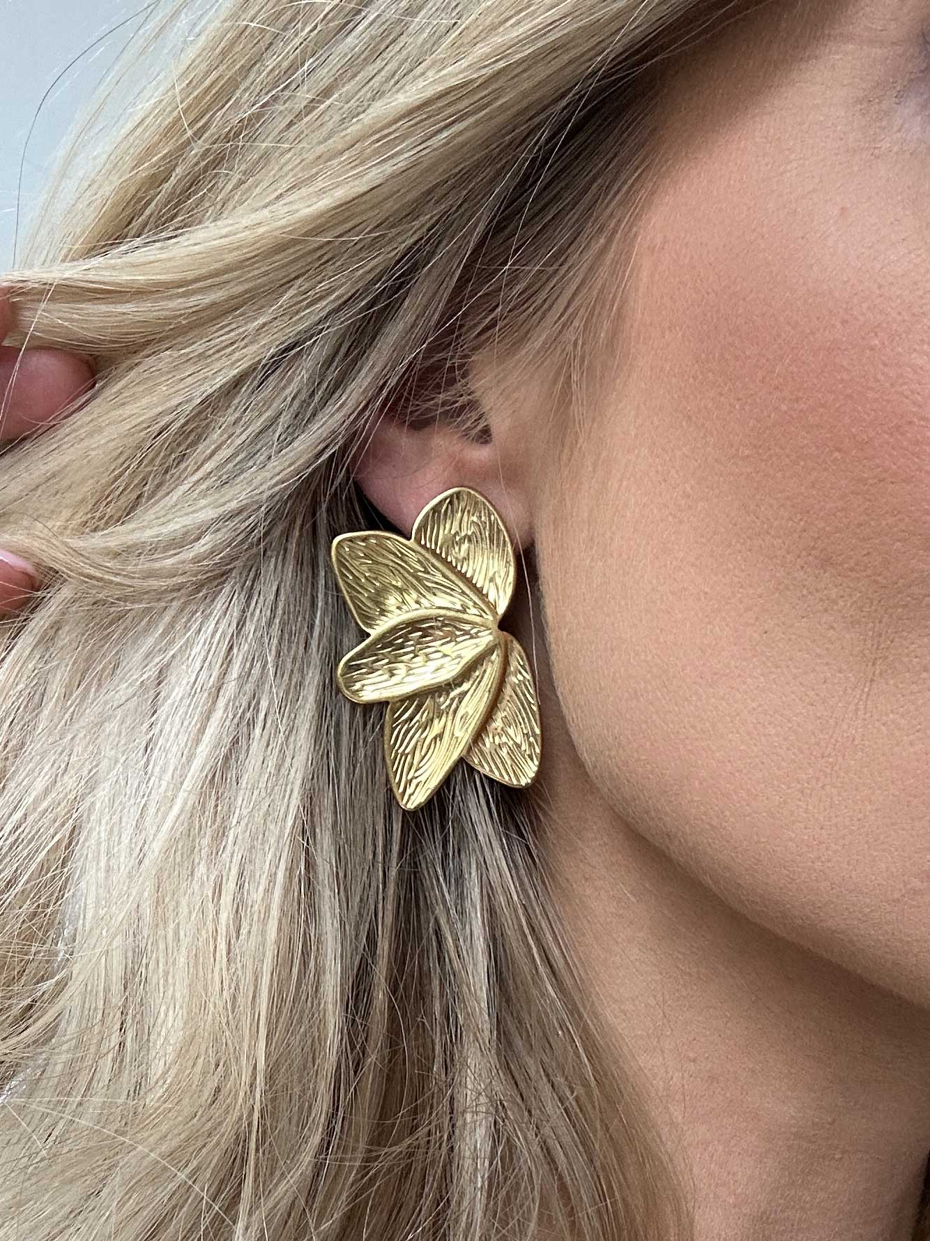 Eleanor - Guldfarvede blomster øreringe
