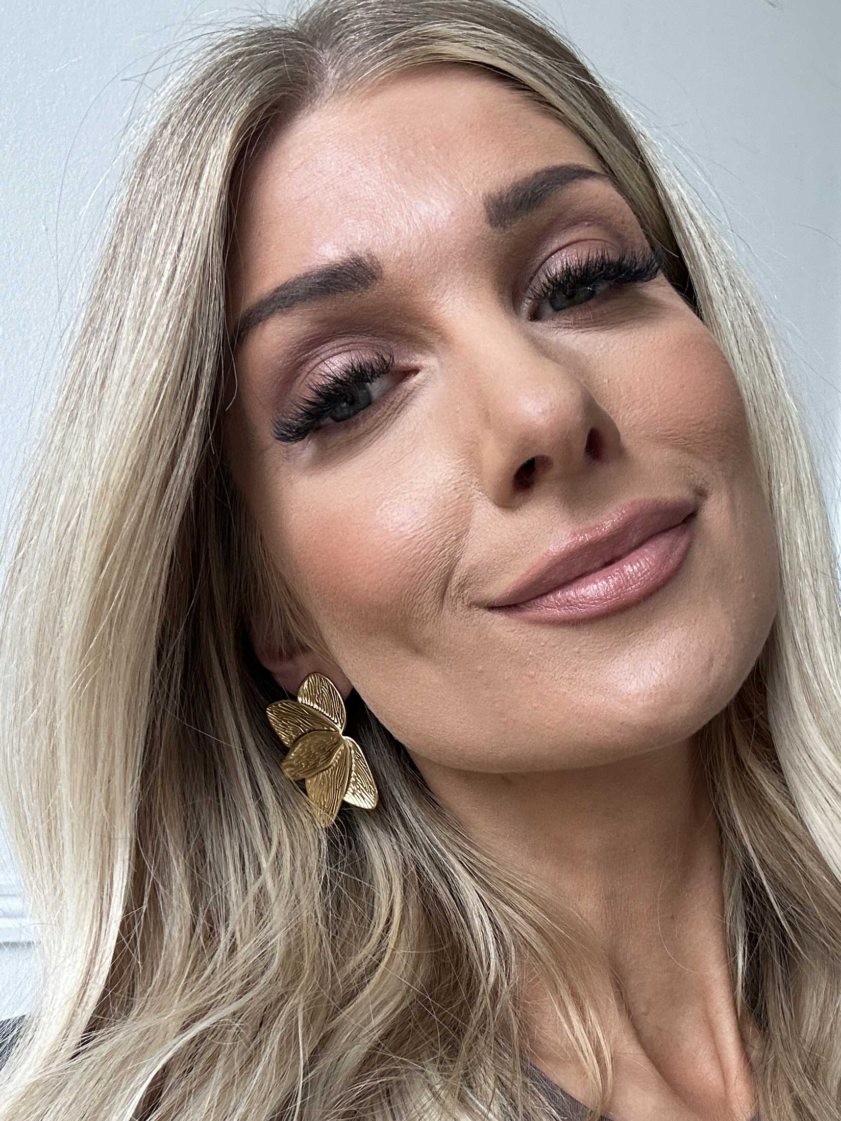 Eleanor - Guldfarvede blomster øreringe