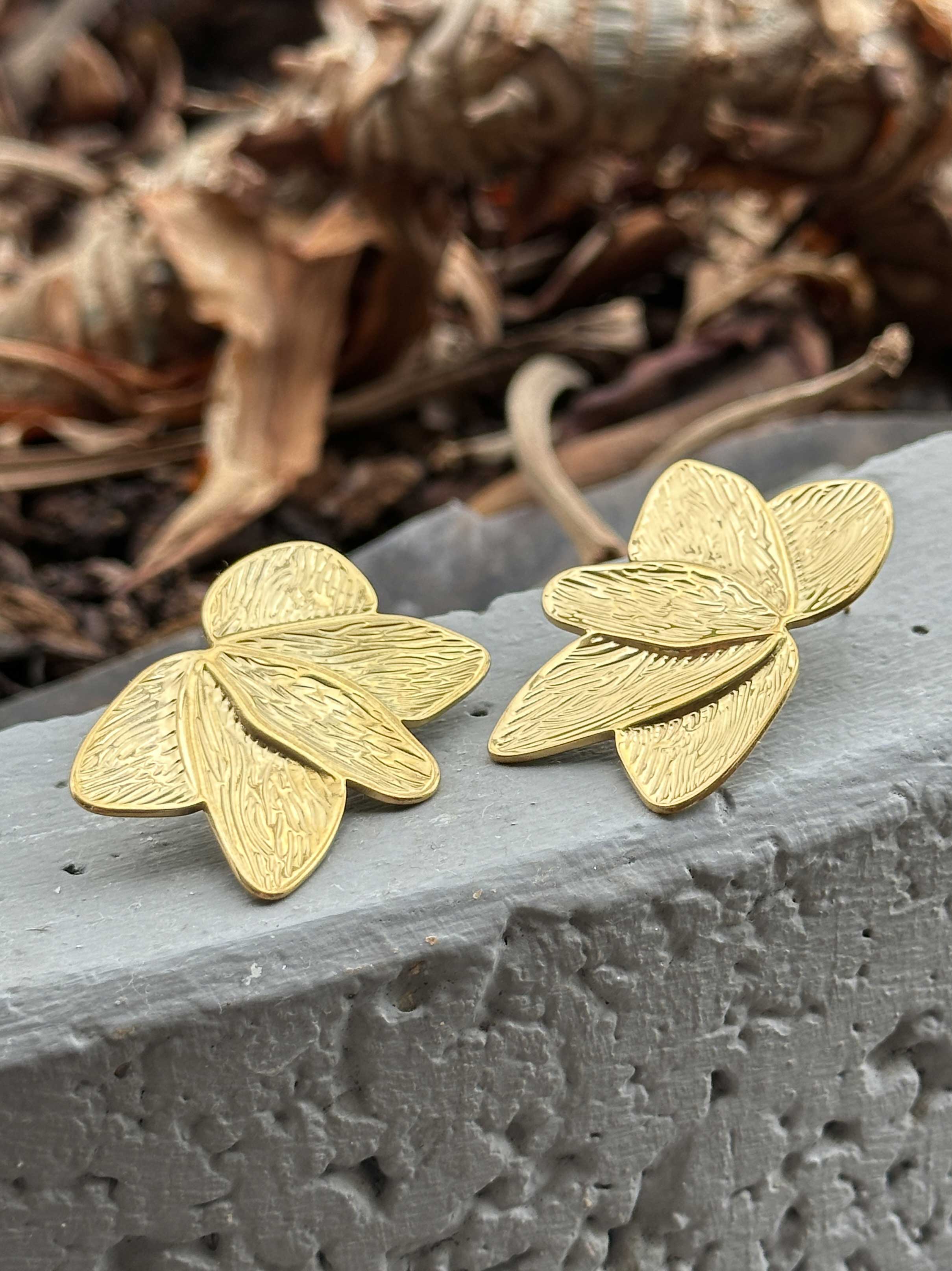 Eleanor - Guldfarvede blomster øreringe