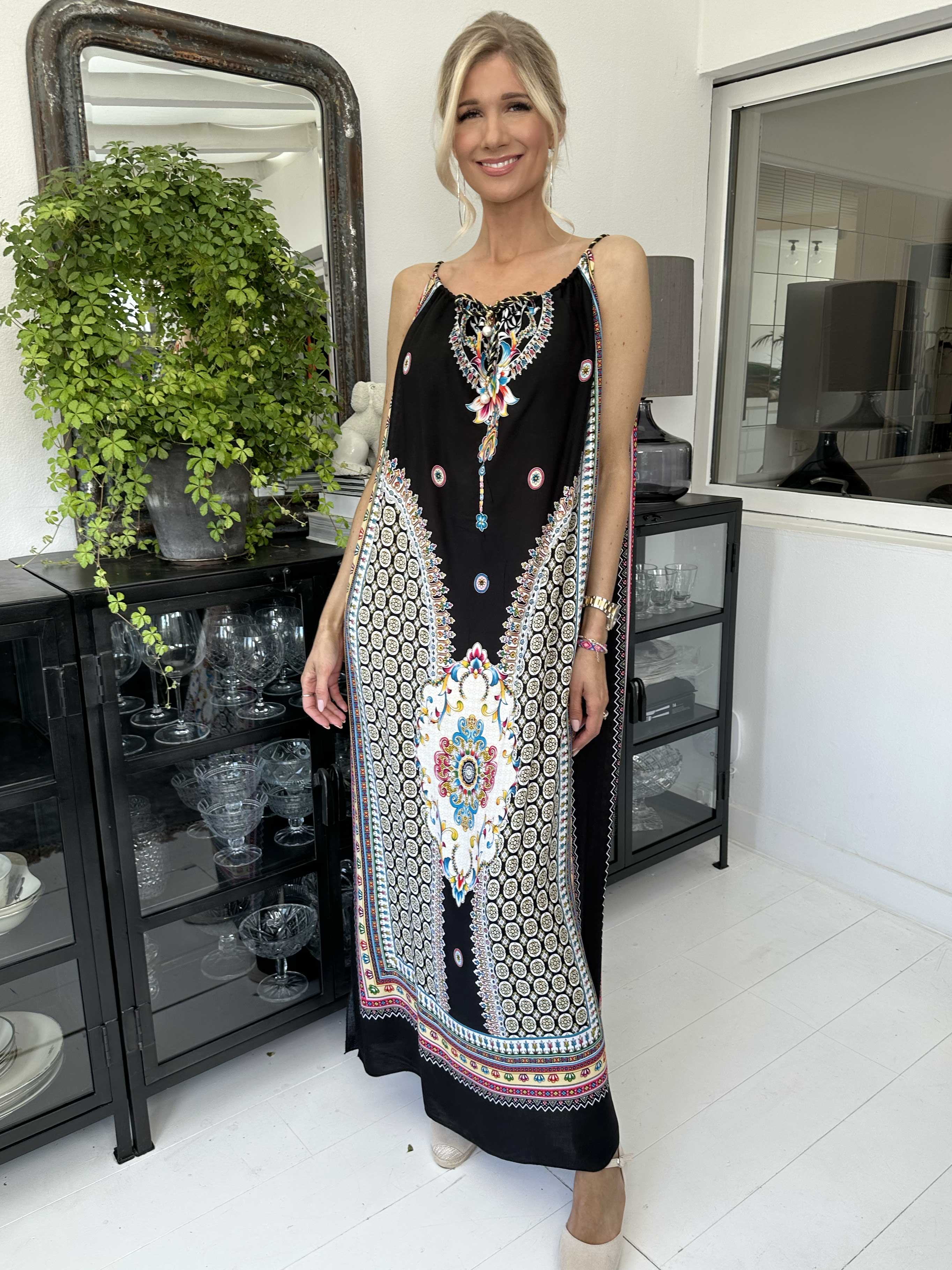 Elina - Lang farvet mønstret kjole med snoet stropper