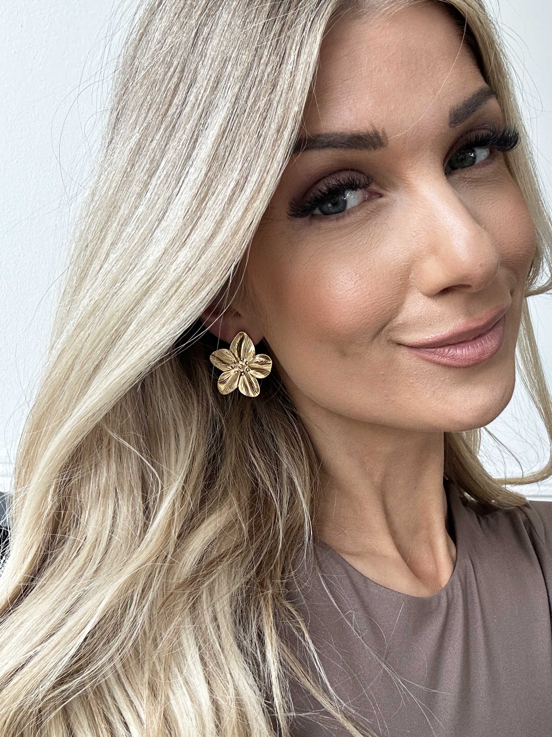 Elizabeth - Guldfarvede blomster øreringe