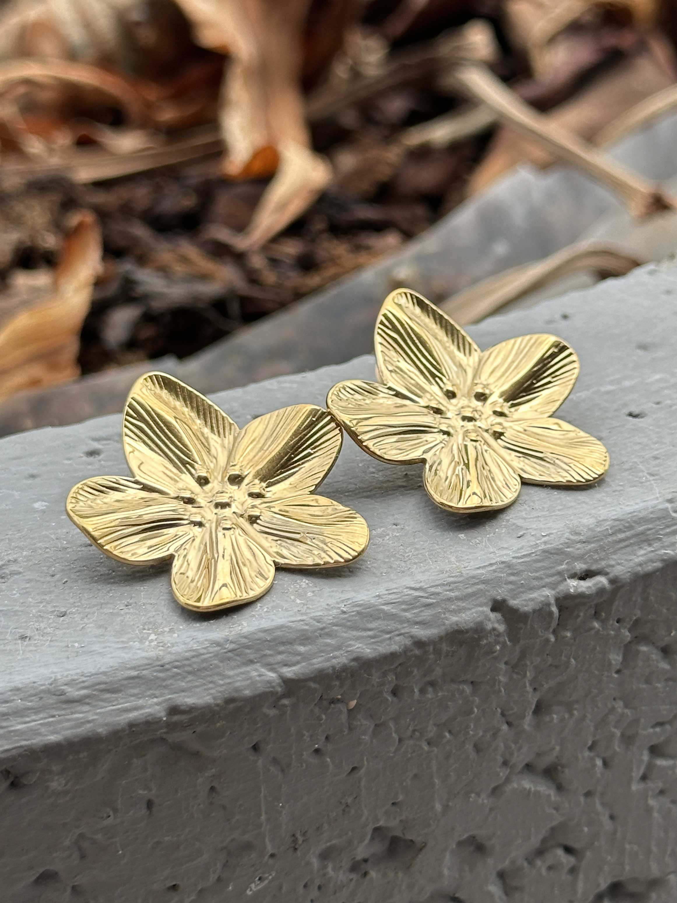 Elizabeth - Guldfarvede blomster øreringe