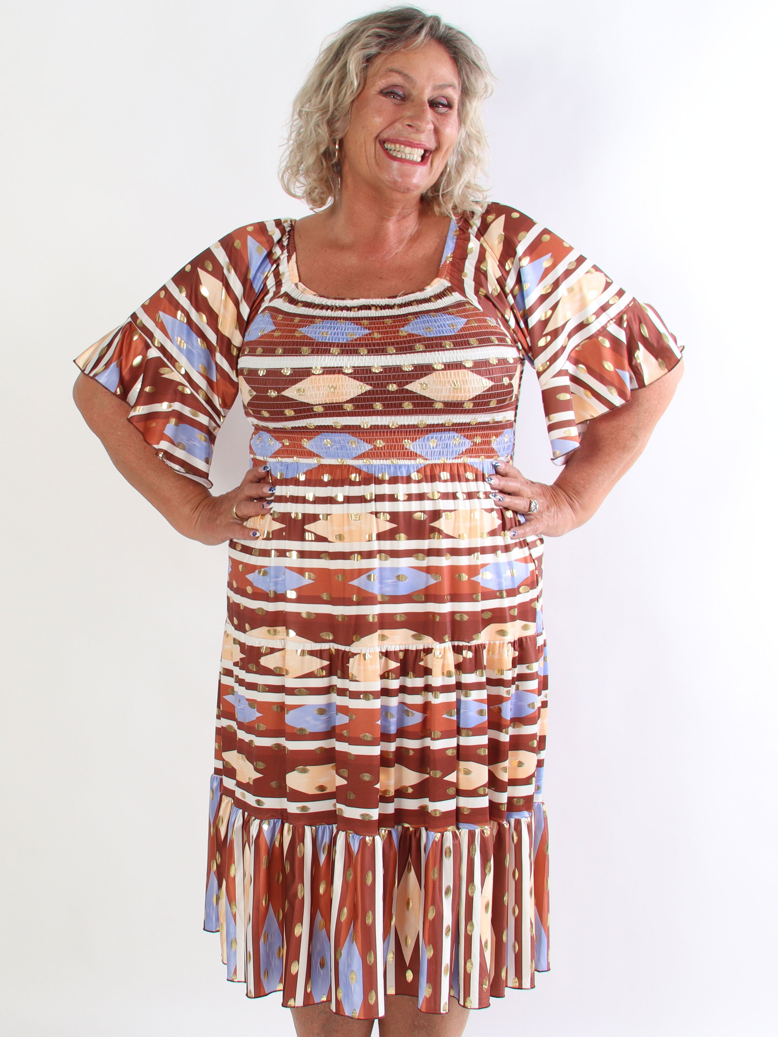 Elna Festive Midi - Plus size kjole i flerfarvet mønster, guld dutter og smock henover brystet