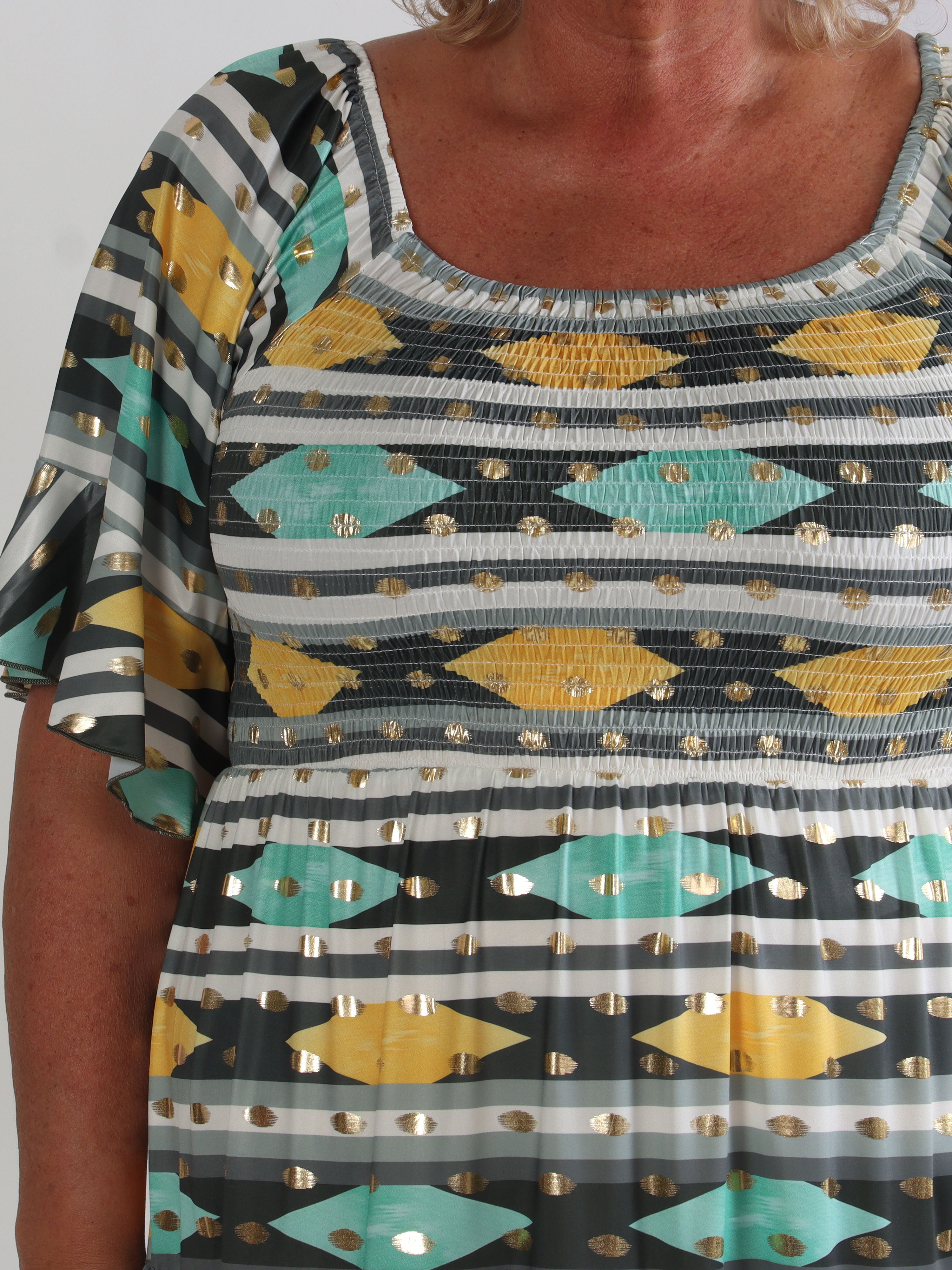 Elna Festive Midi - Plus size kjole i flerfarvet mønster, guld dutter og smock henover brystet