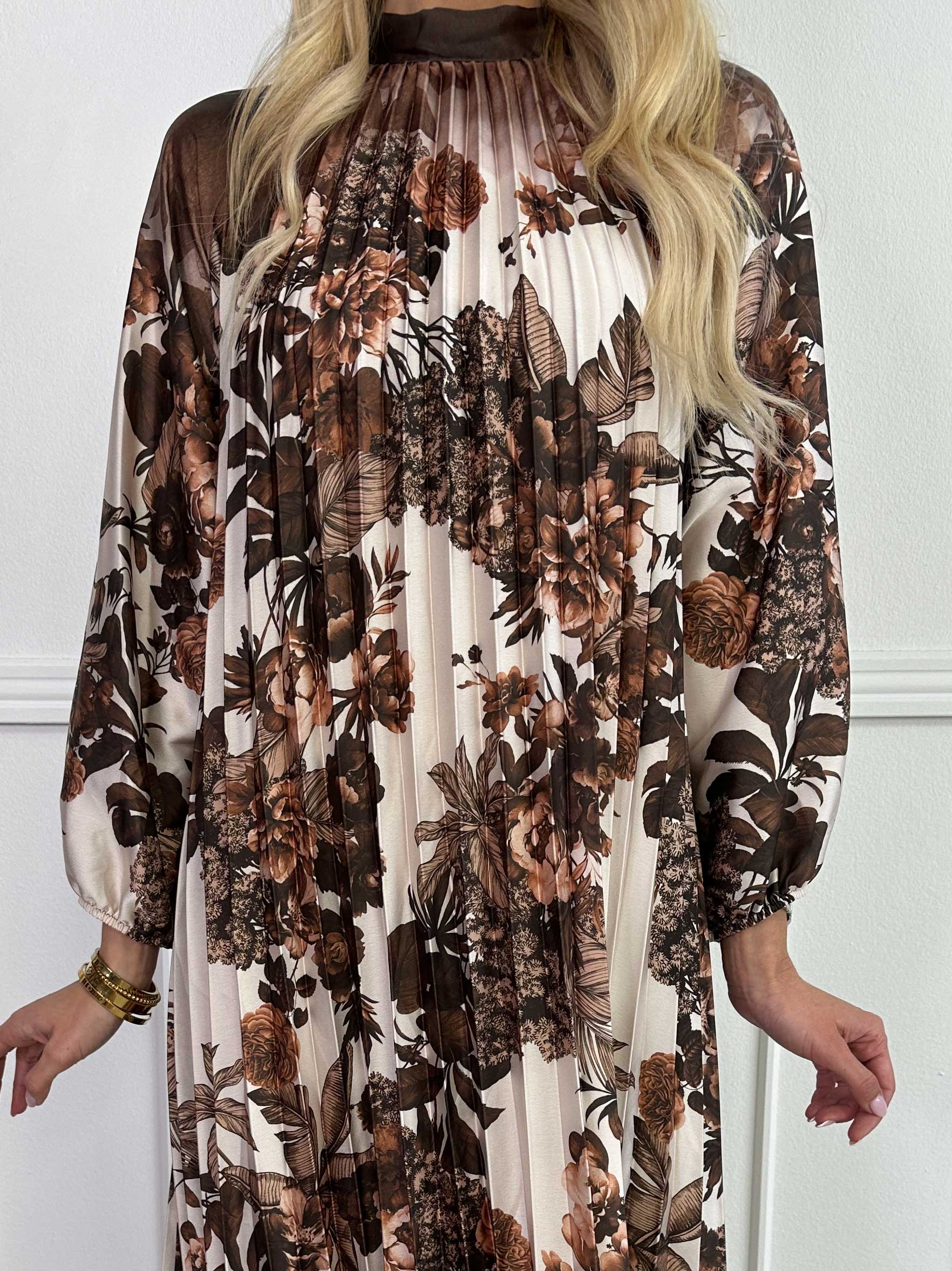 Eloise - Lang kjole i satin med blomsterprint og plisseringer