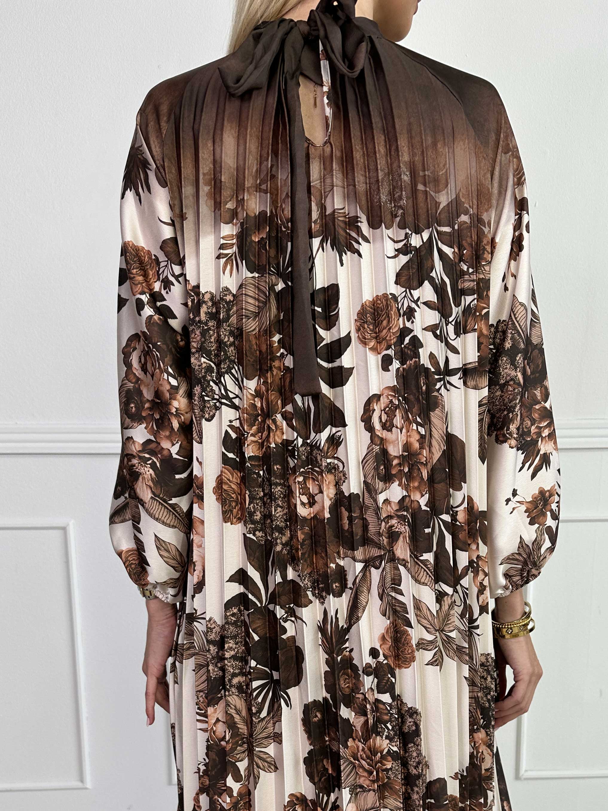 Eloise - Lang kjole i satin med blomsterprint og plisseringer