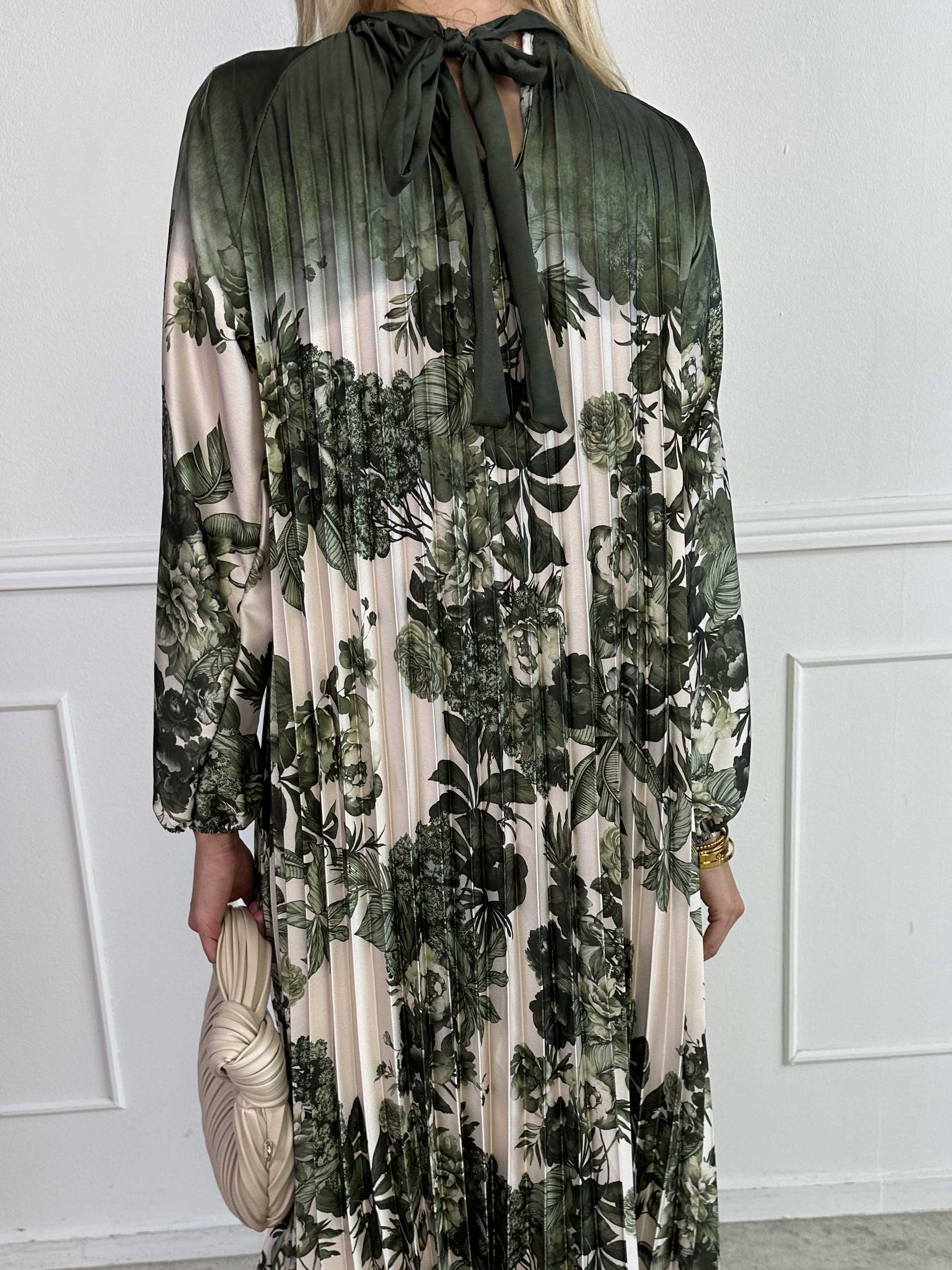 Eloise - Lang kjole i satin med blomsterprint og plisseringer