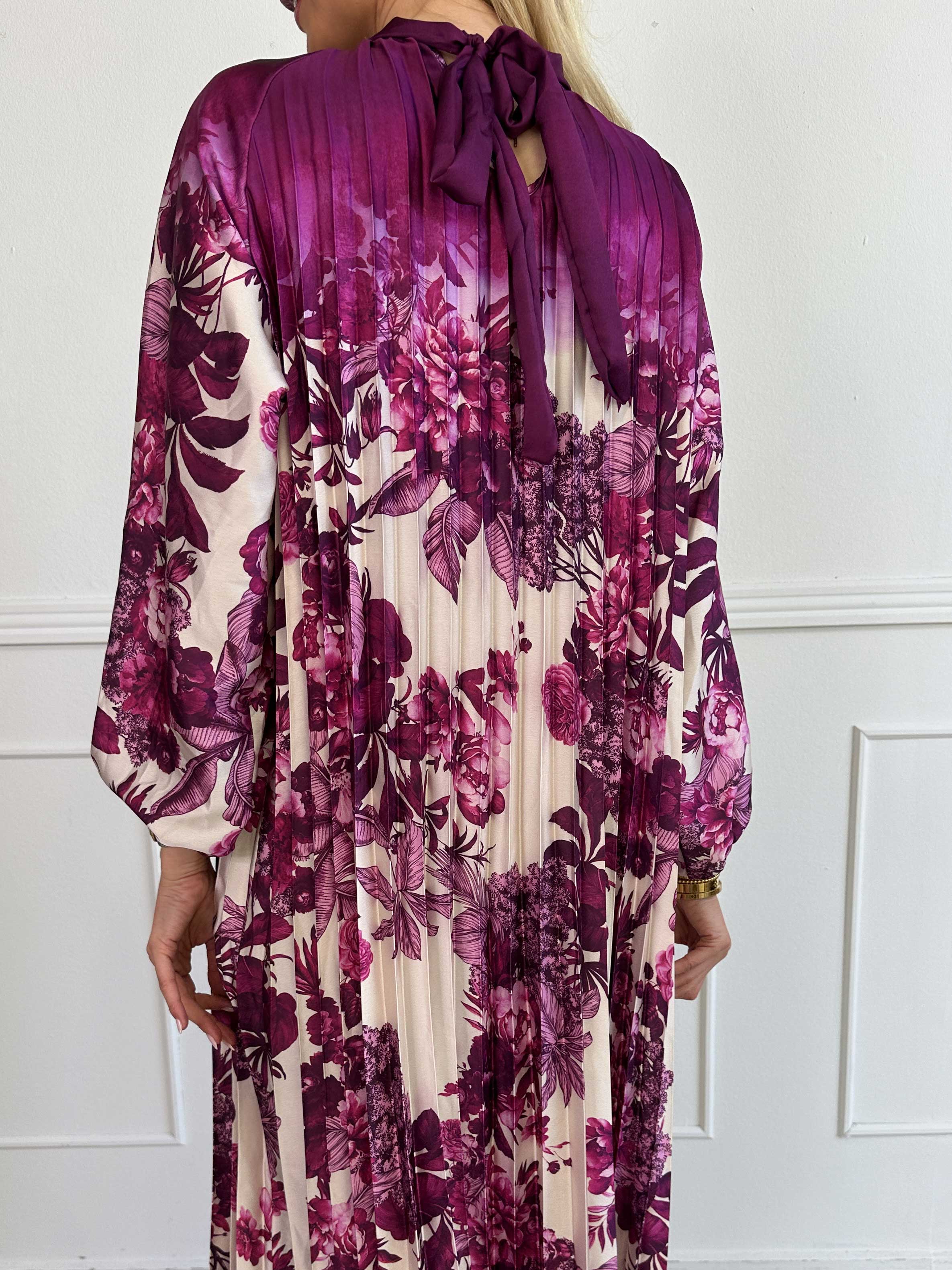 Eloise - Lang kjole i satin med blomsterprint og plisseringer