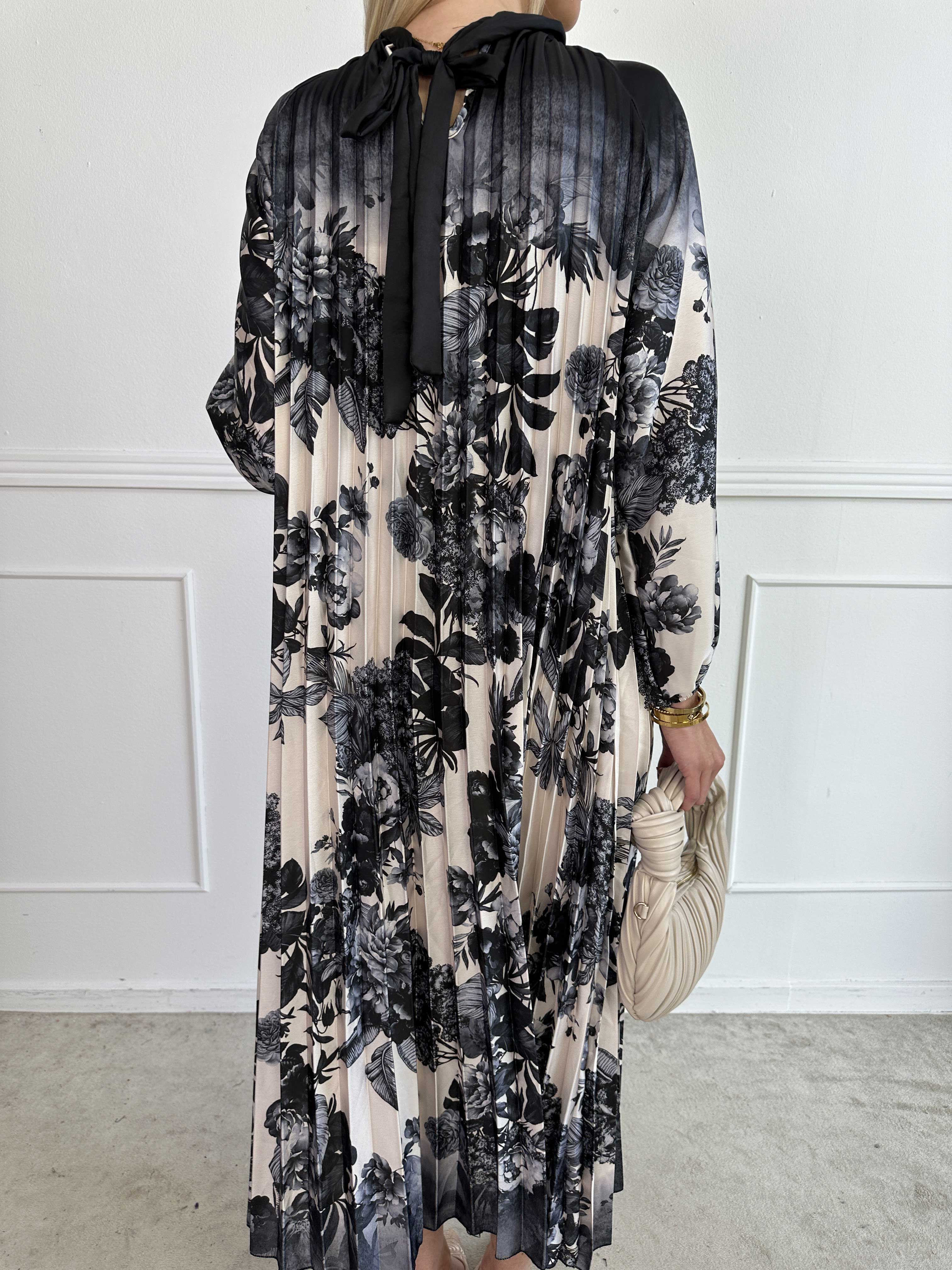 Eloise - Lang kjole i satin med blomsterprint og plisseringer