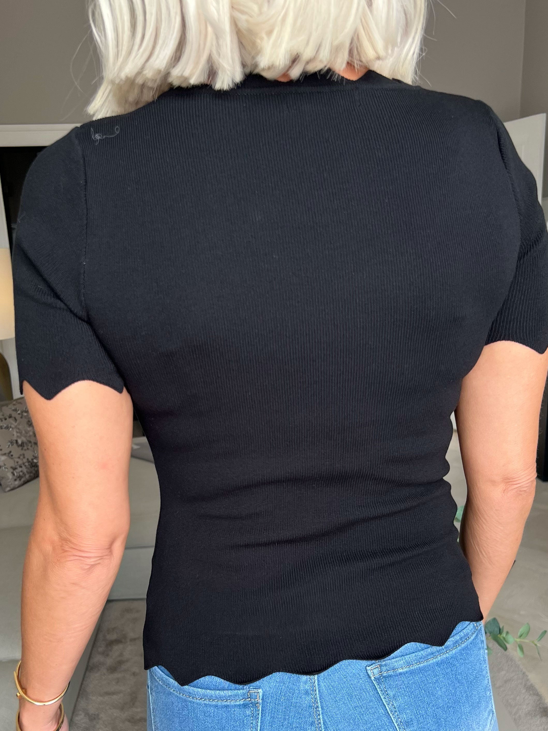 Elvira - Tætsiddende elastisk bluse i viskose med kantet udskæring