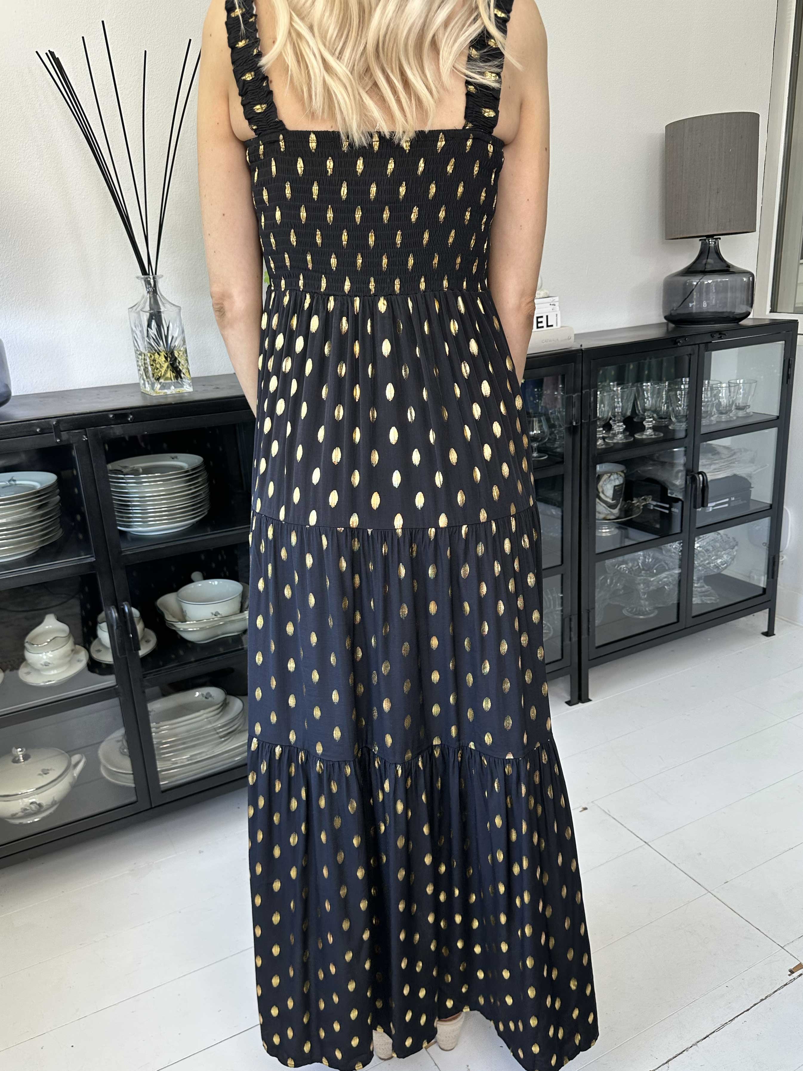 Emma - Lang kjole med smock henover brystet og guld detaljer