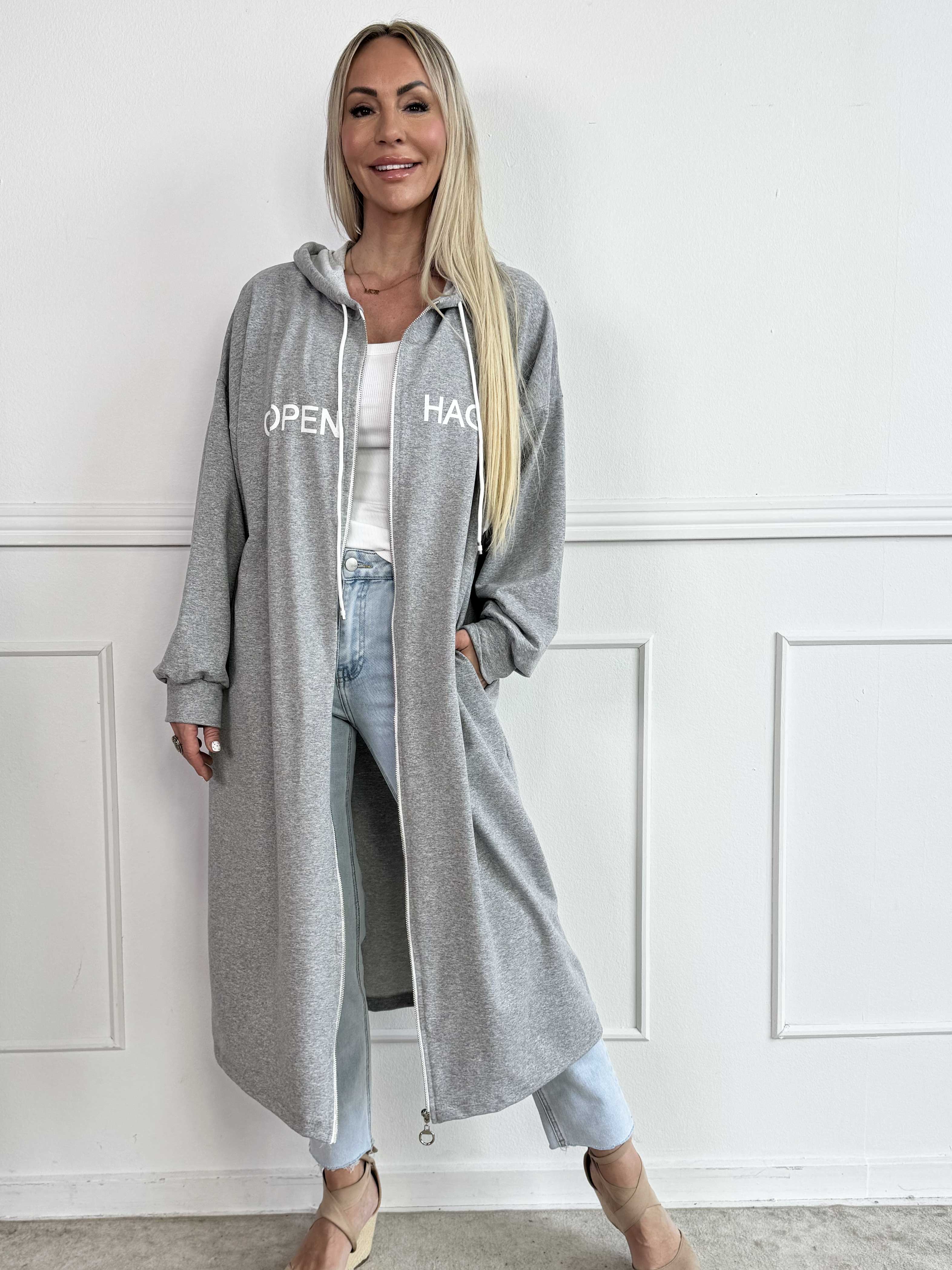 Erika - Lang blød hoodiekjole i bomuld med “Copenhagen”-print på brystet