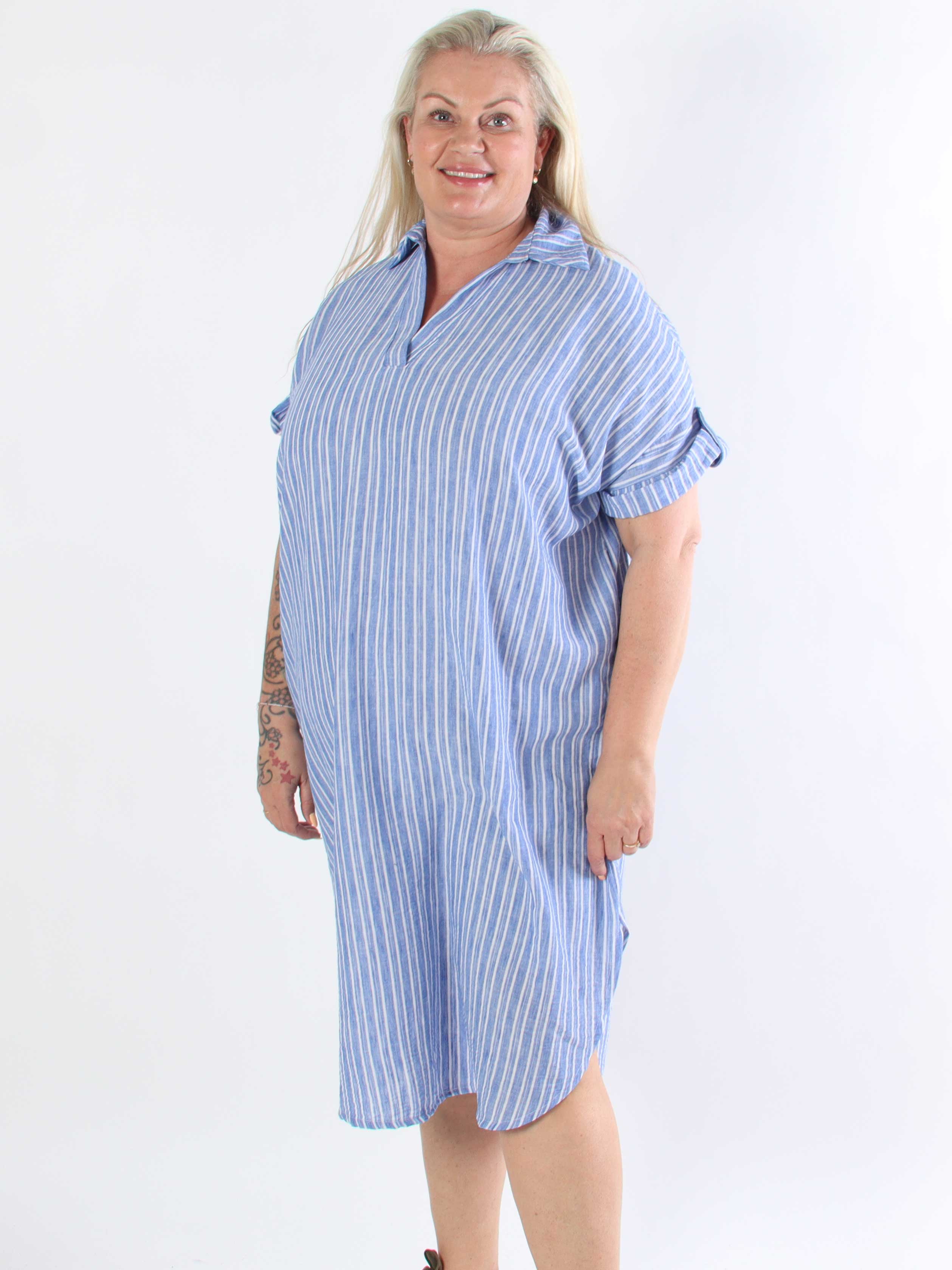 Evelyn - Stribet plus size tunikakjole med skjortekrave