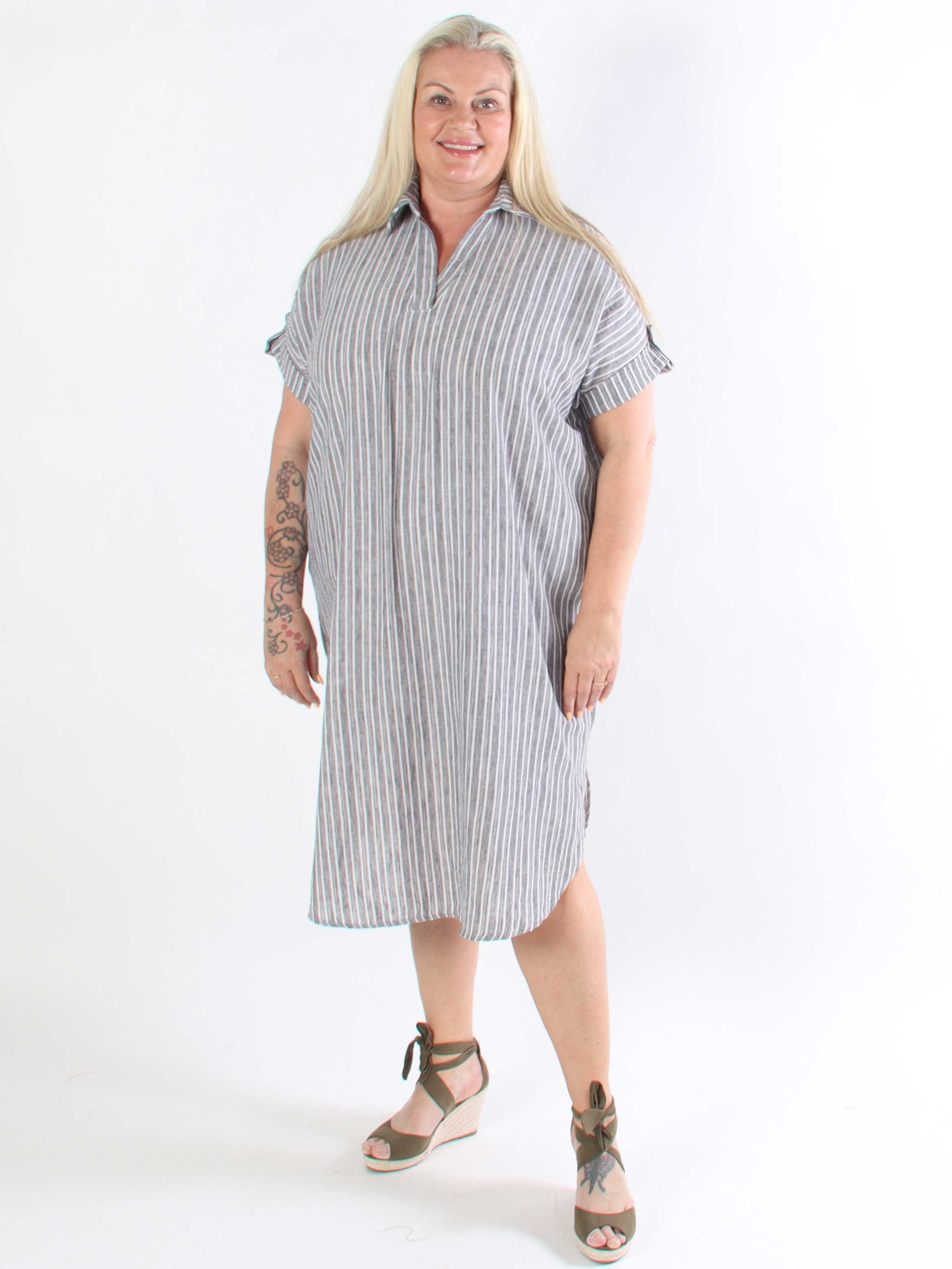 Evelyn - Stribet plus size tunikakjole med skjortekrave