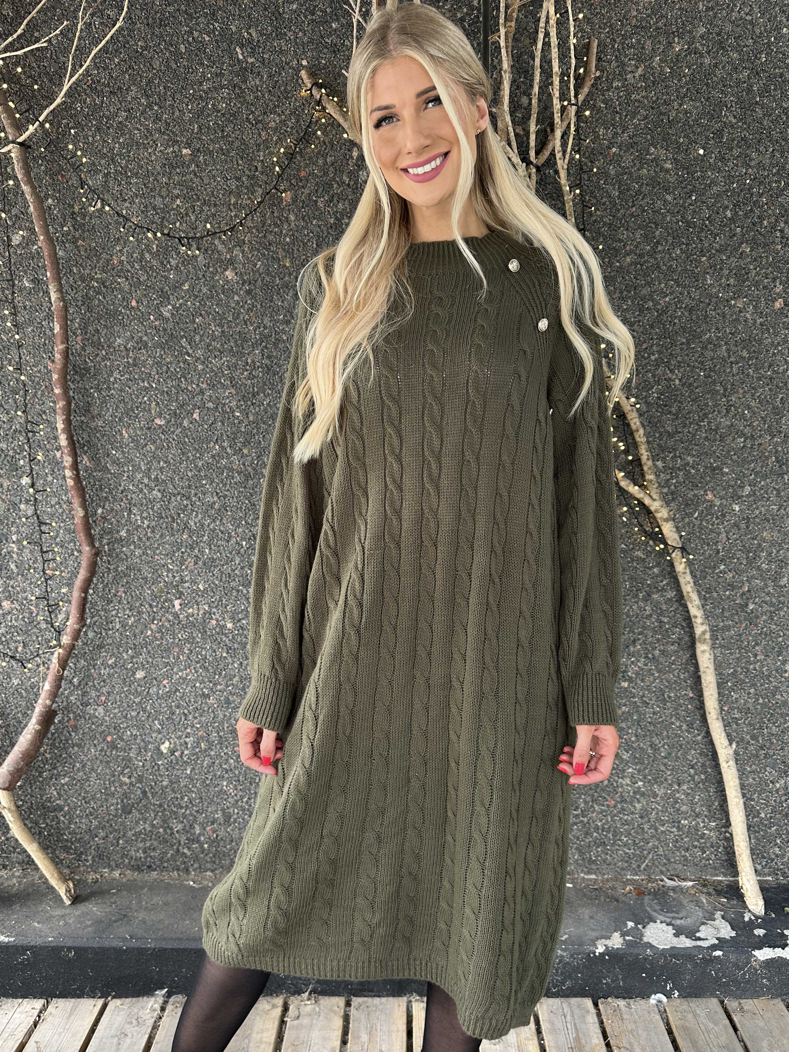 Floresta - Strikkjole med kabelstrik, guld knapper og turtleneck