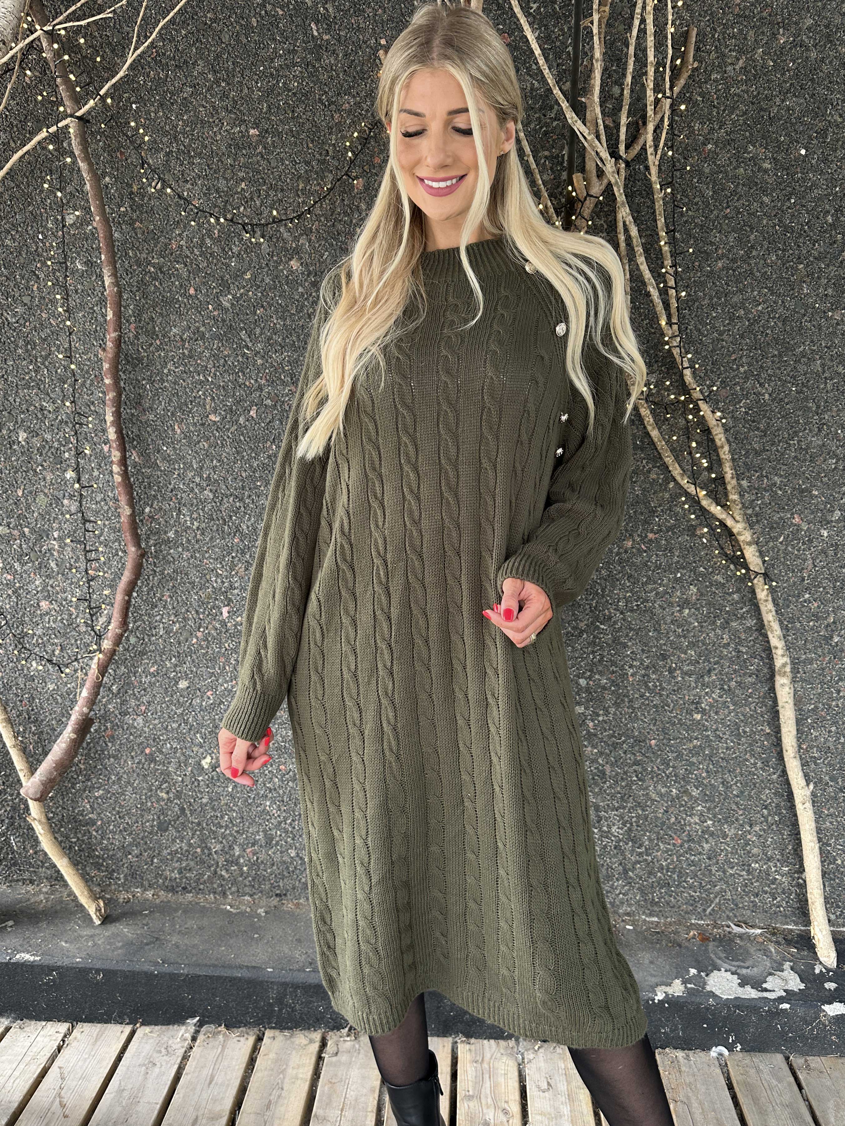 Floresta - Strikkjole med kabelstrik, guld knapper og turtleneck