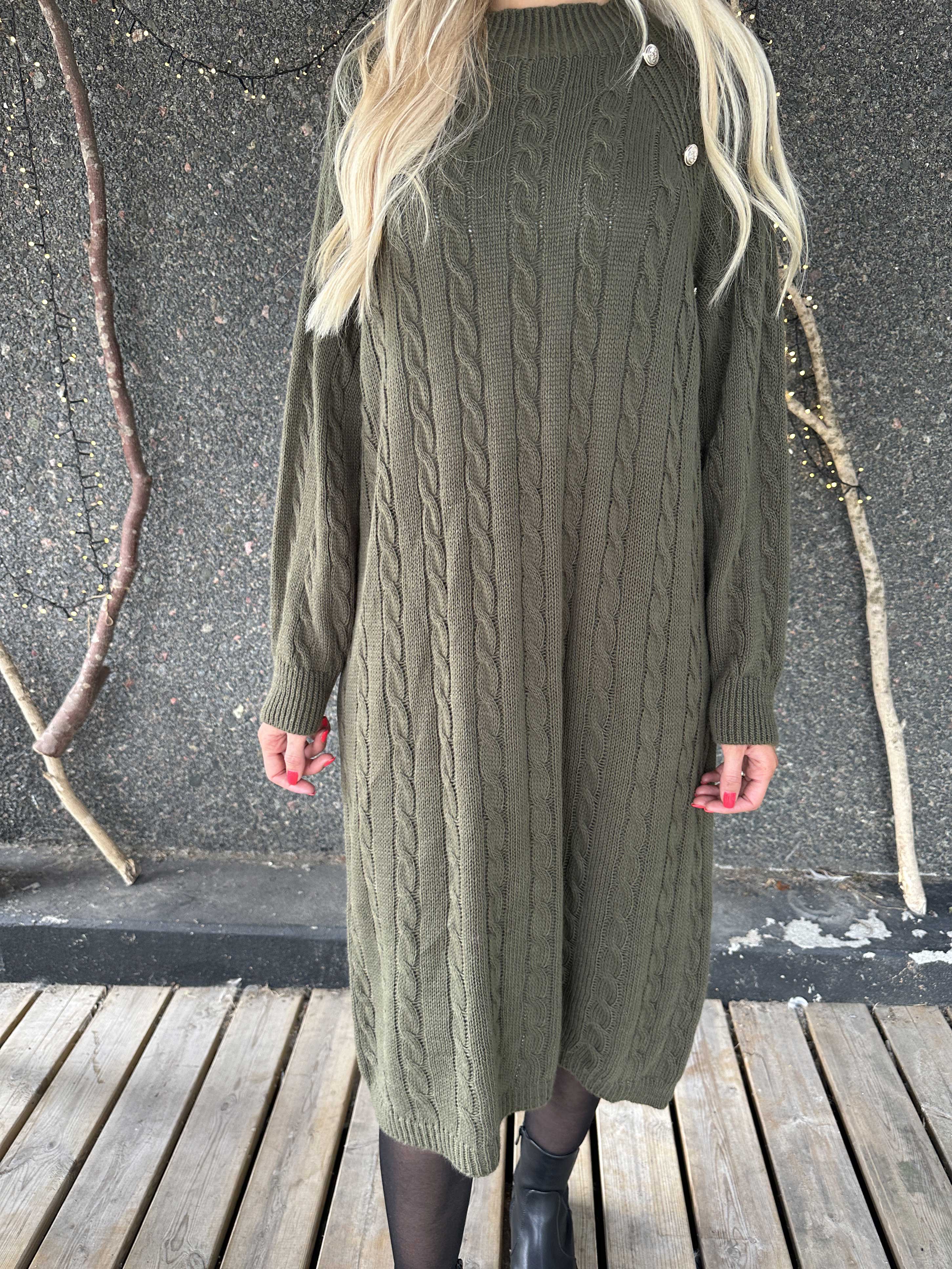 Floresta - Strikkjole med kabelstrik, guld knapper og turtleneck