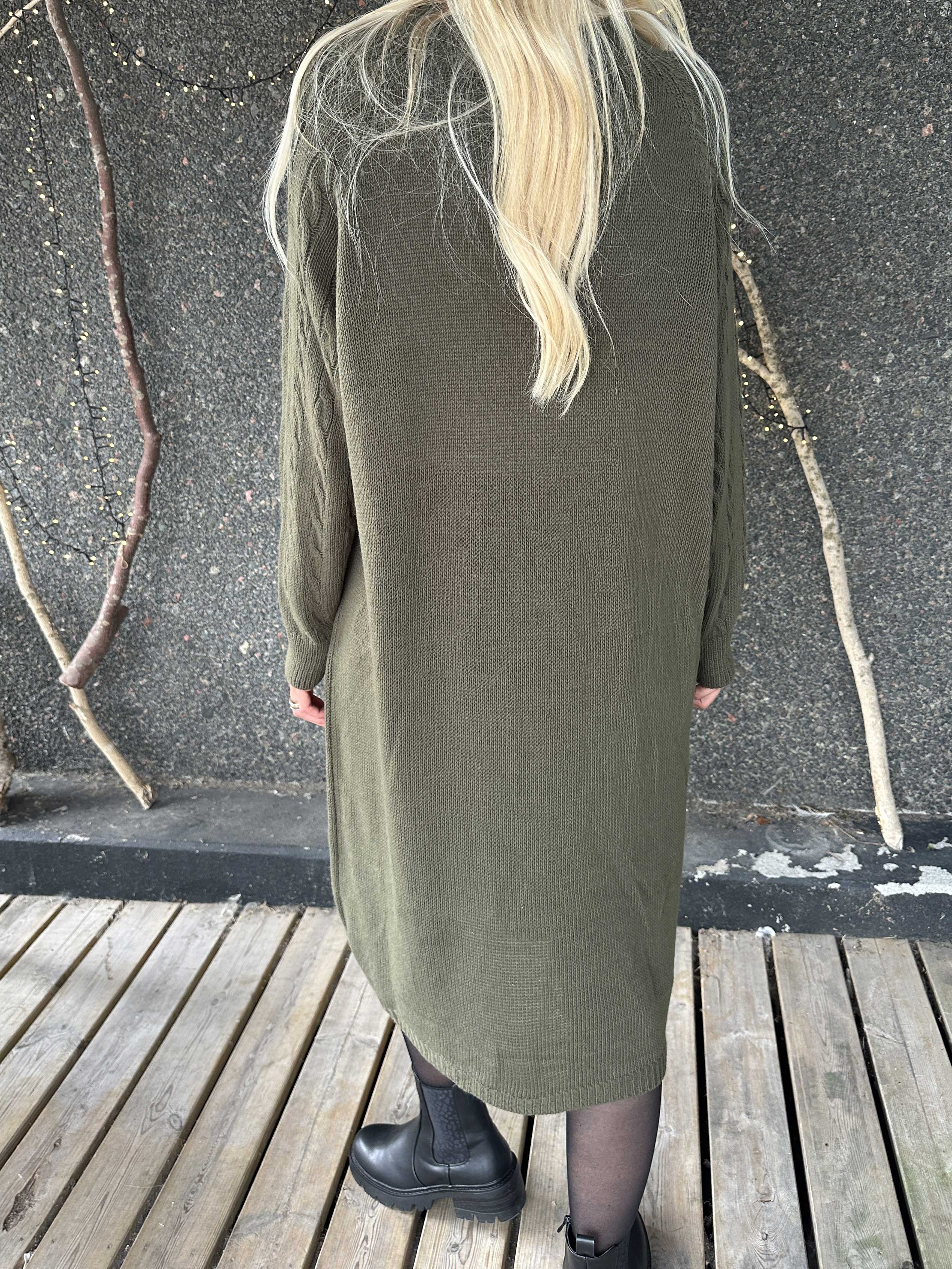 Floresta - Strikkjole med kabelstrik, guld knapper og turtleneck