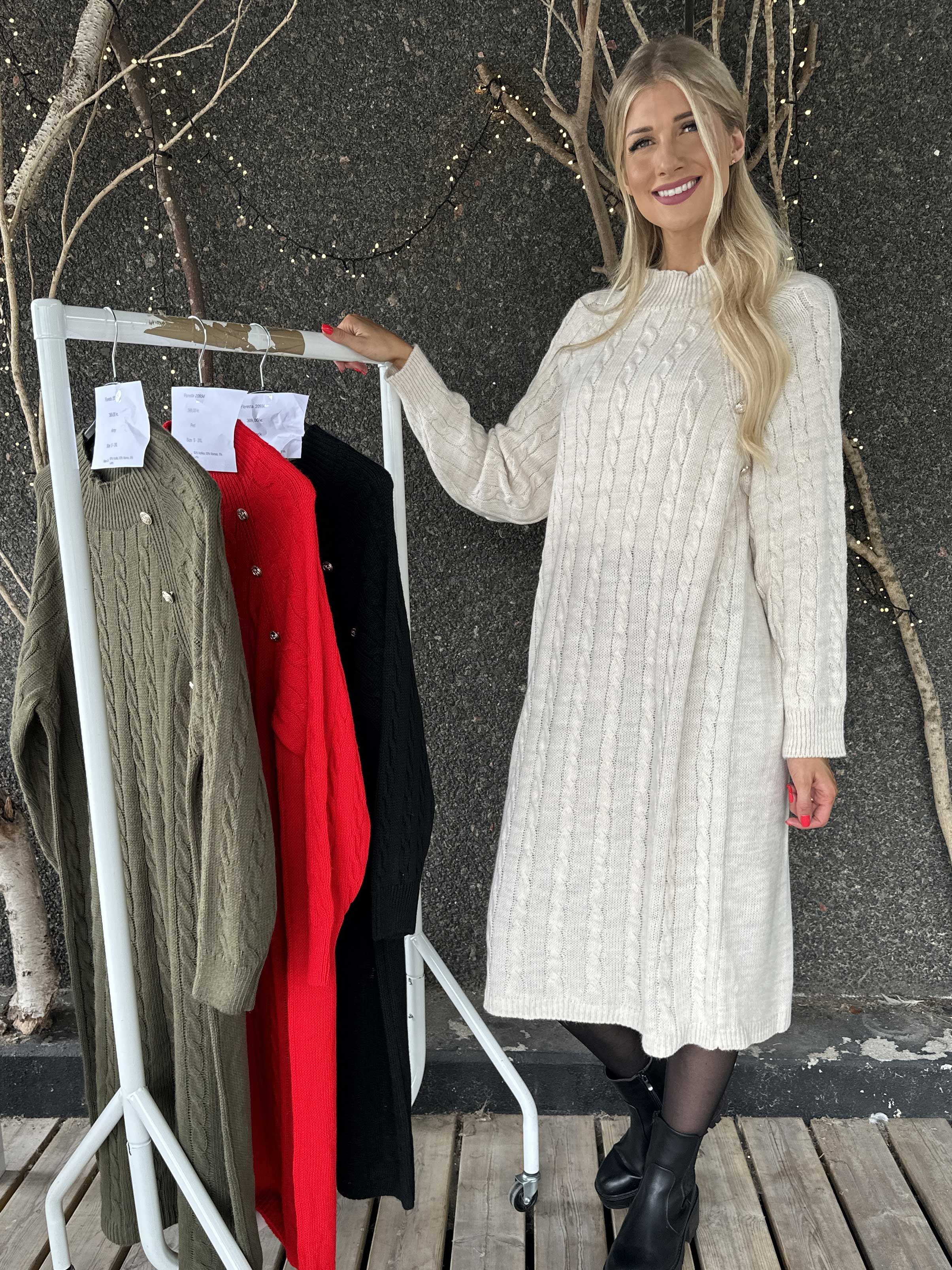 Floresta - Strikkjole med kabelstrik, guld knapper og turtleneck