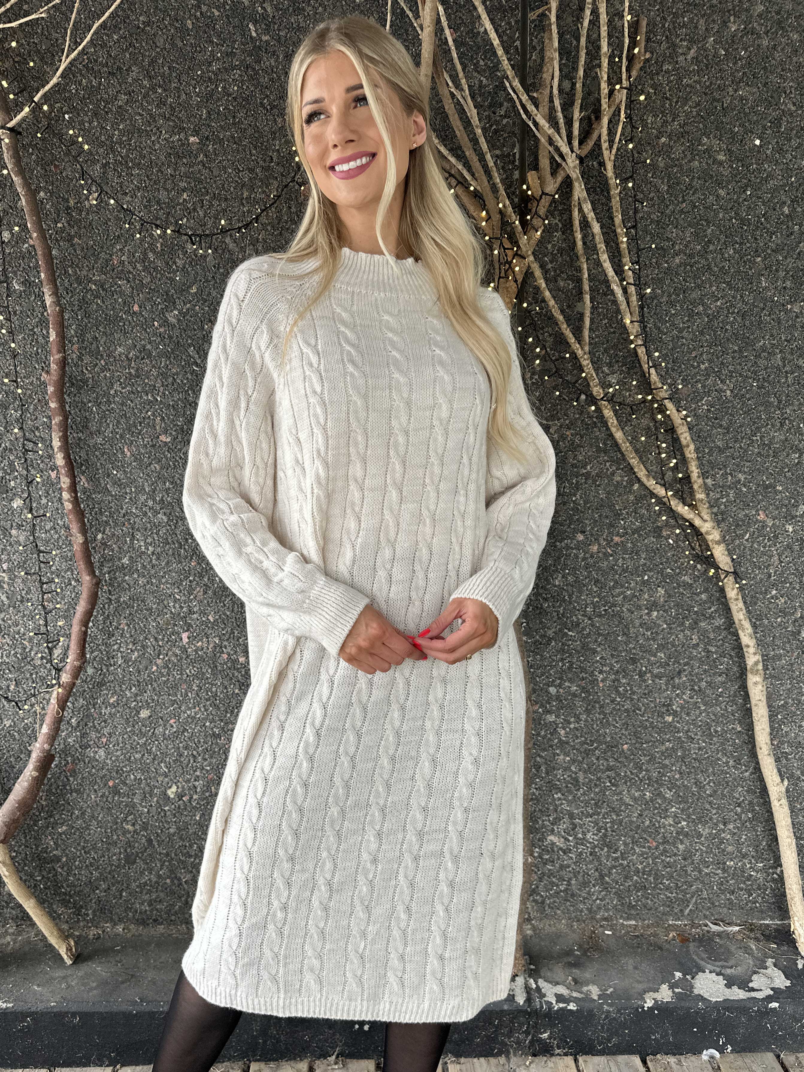 Floresta - Strikkjole med kabelstrik, guld knapper og turtleneck