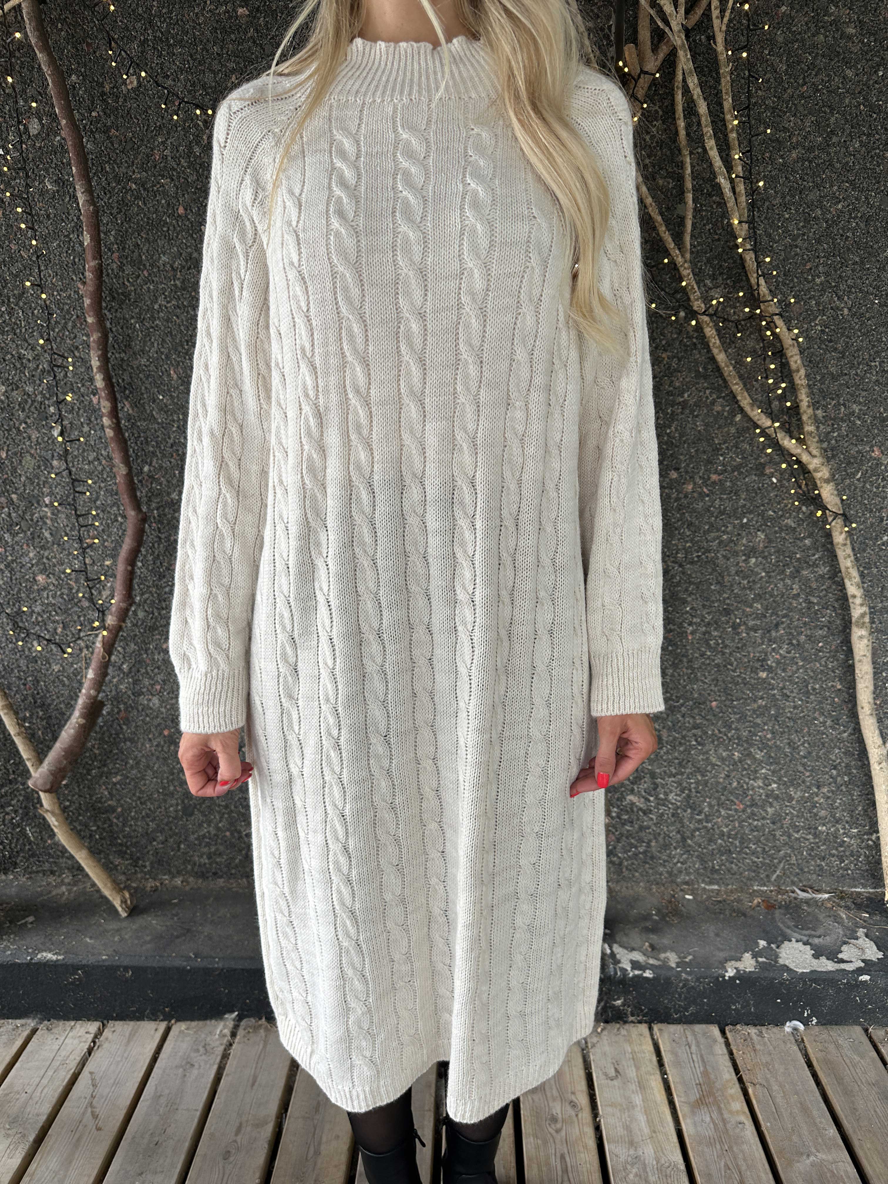 Floresta - Strikkjole med kabelstrik, guld knapper og turtleneck