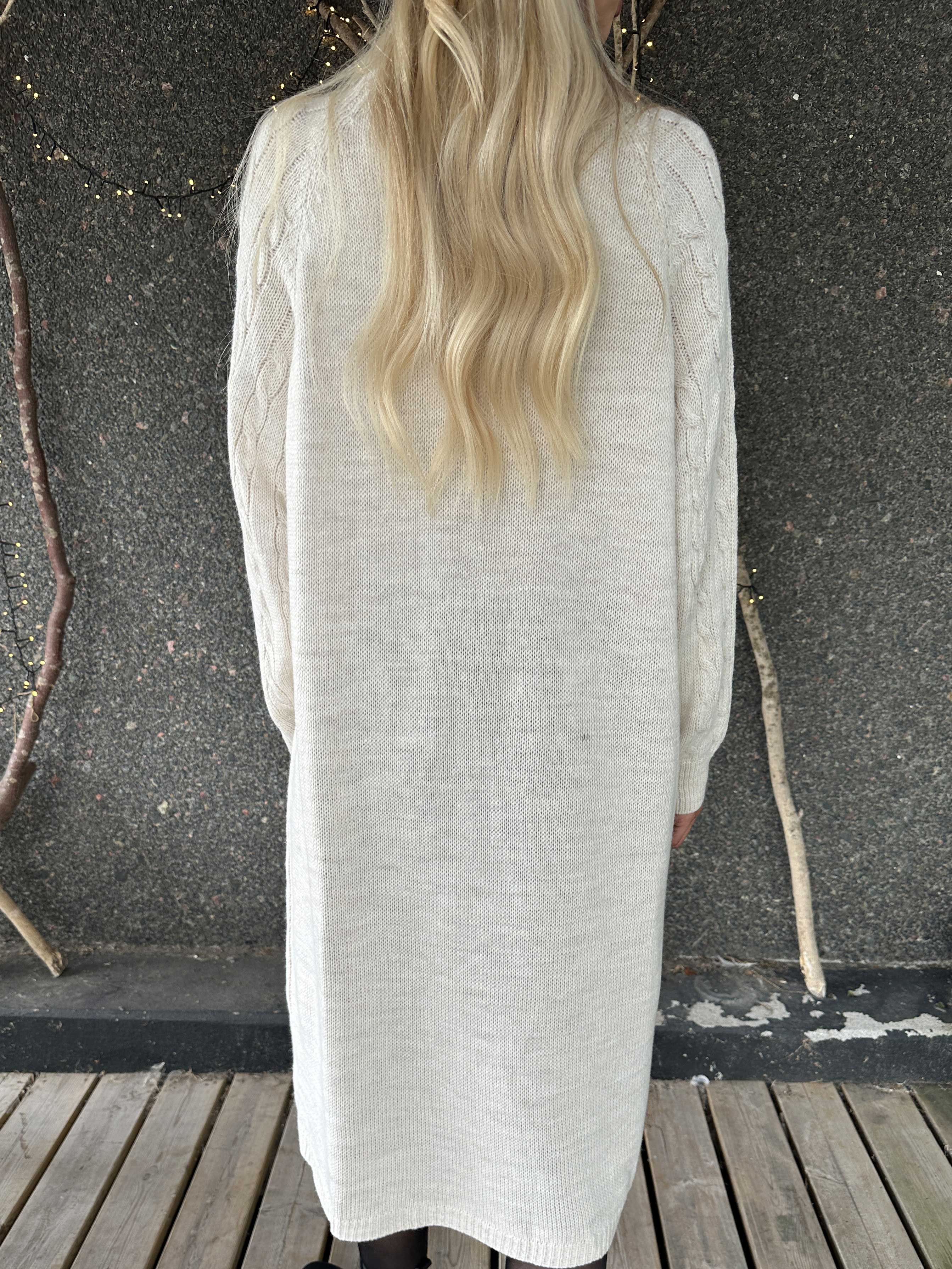 Floresta - Strikkjole med kabelstrik, guld knapper og turtleneck