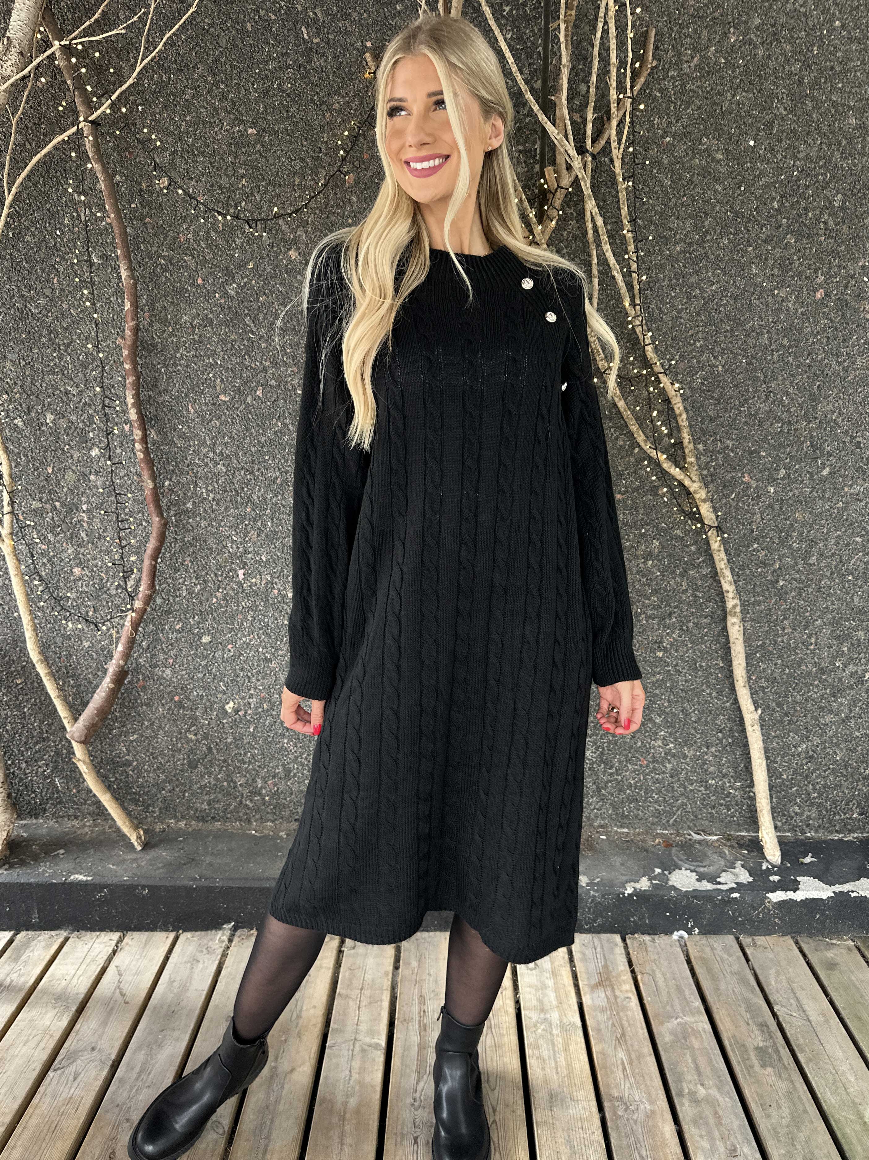 Floresta - Strikkjole med kabelstrik, guld knapper og turtleneck