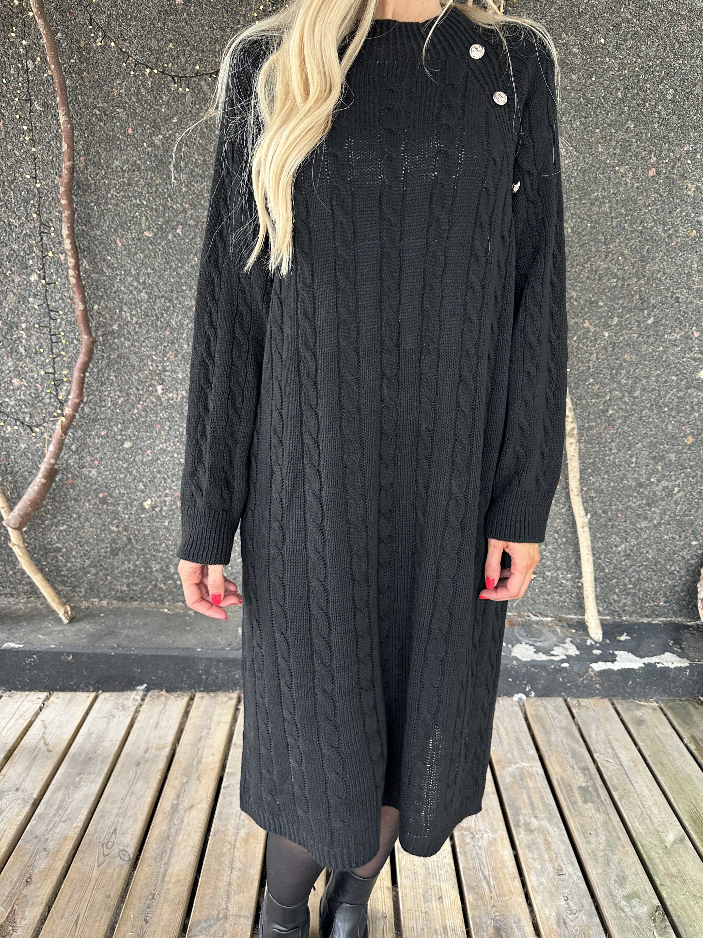 Floresta - Strikkjole med kabelstrik, guld knapper og turtleneck