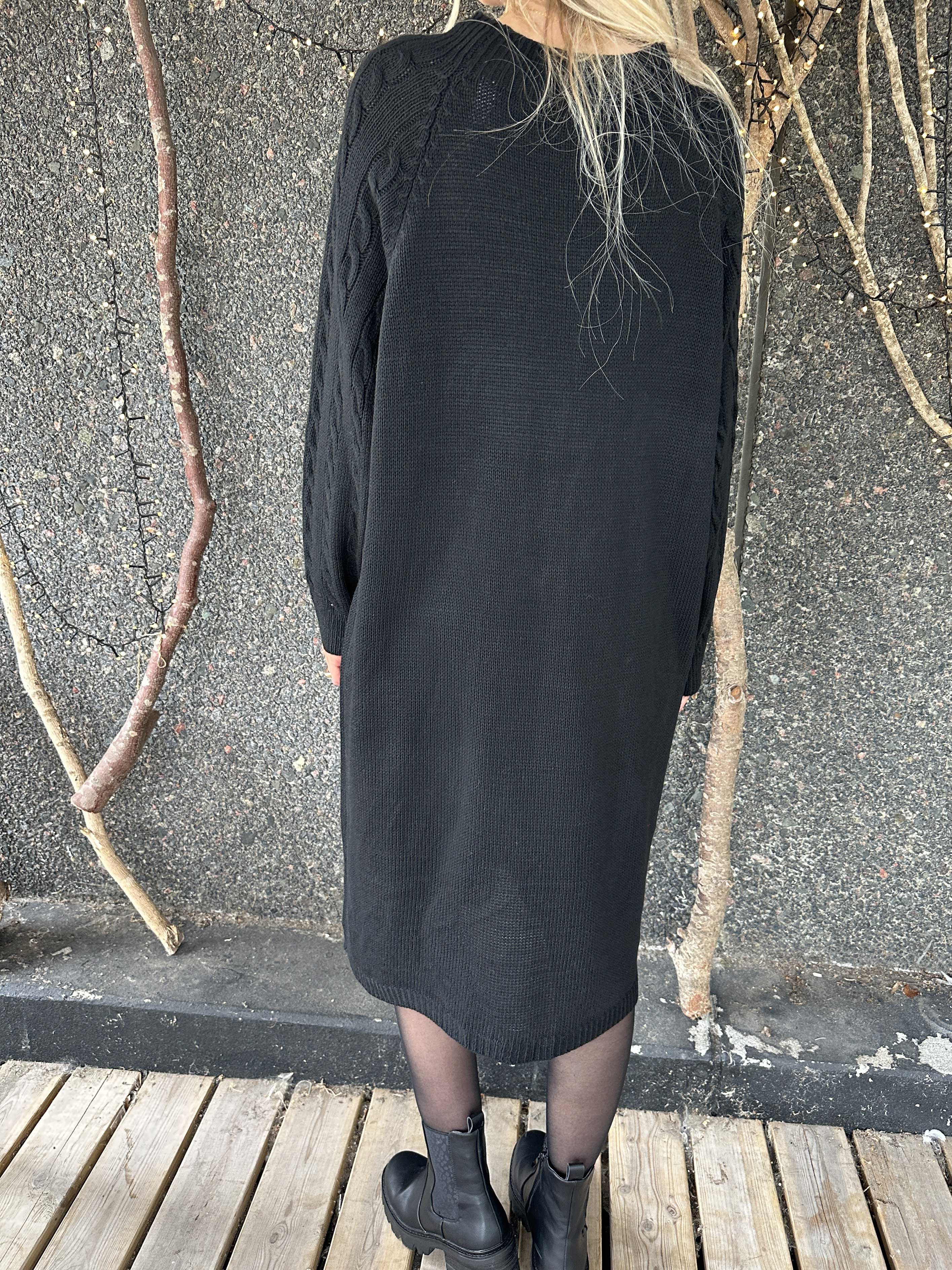 Floresta - Strikkjole med kabelstrik, guld knapper og turtleneck