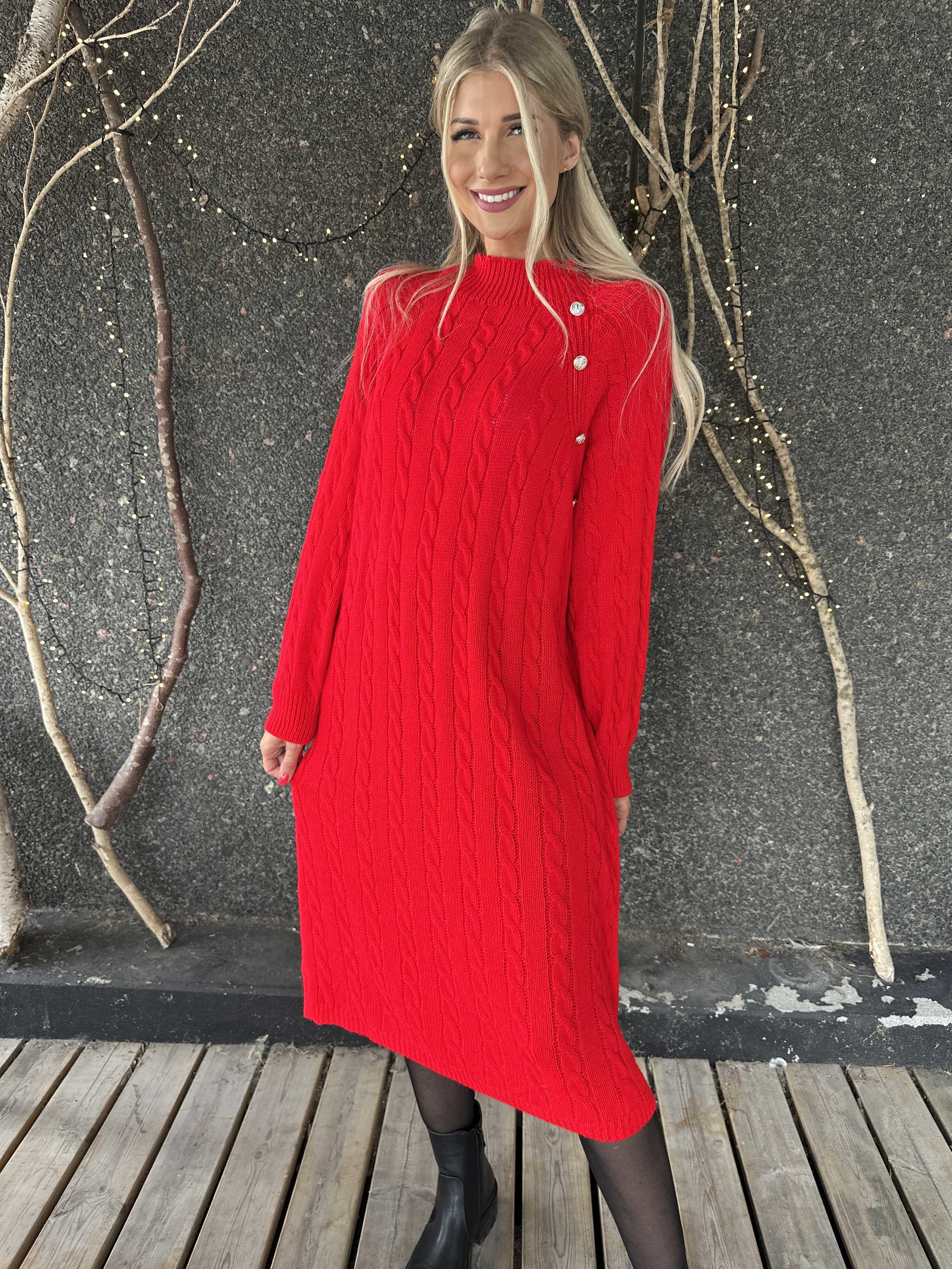 Floresta - Strikkjole med kabelstrik, guld knapper og turtleneck