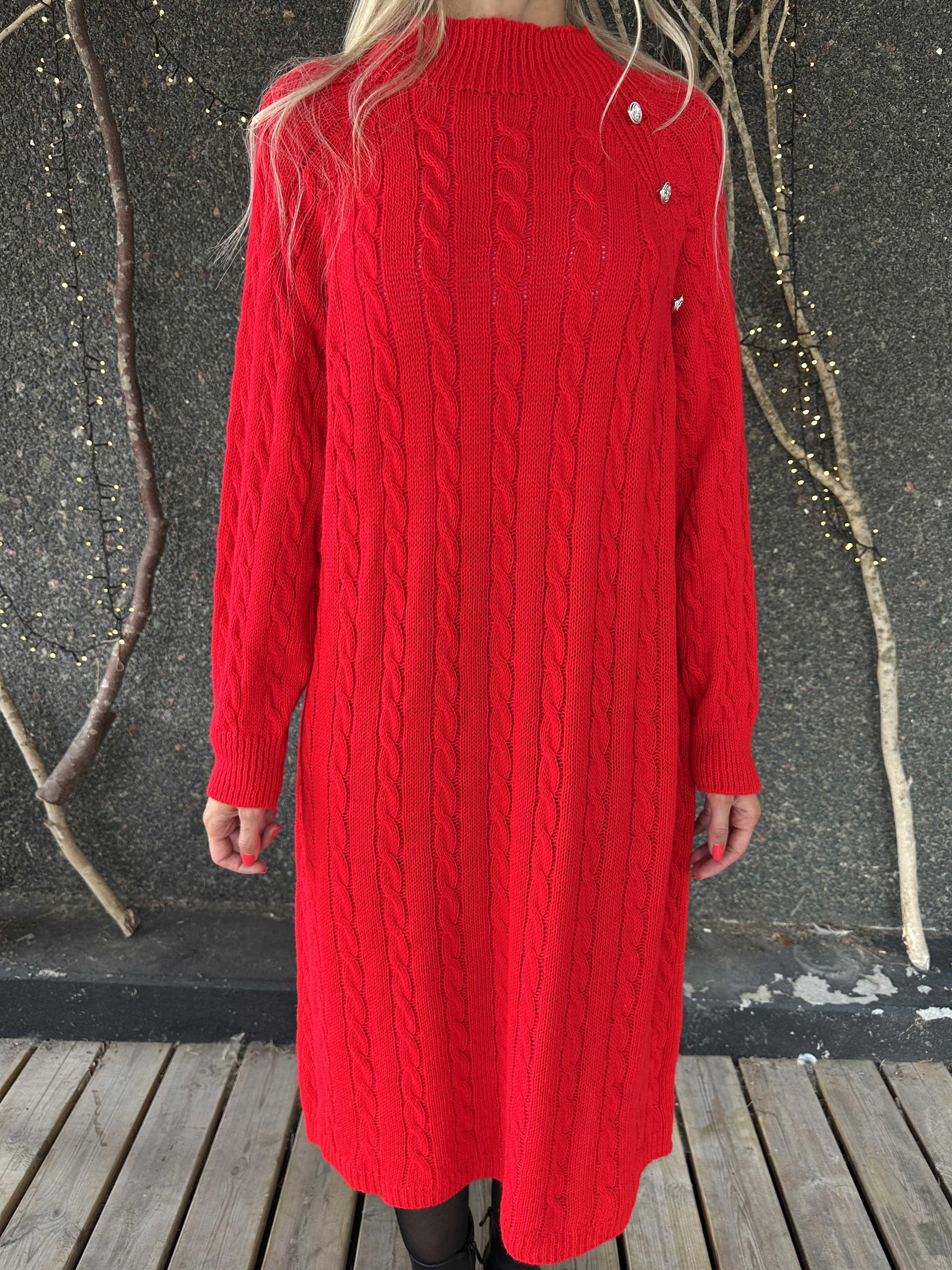 Floresta - Strikkjole med kabelstrik, guld knapper og turtleneck