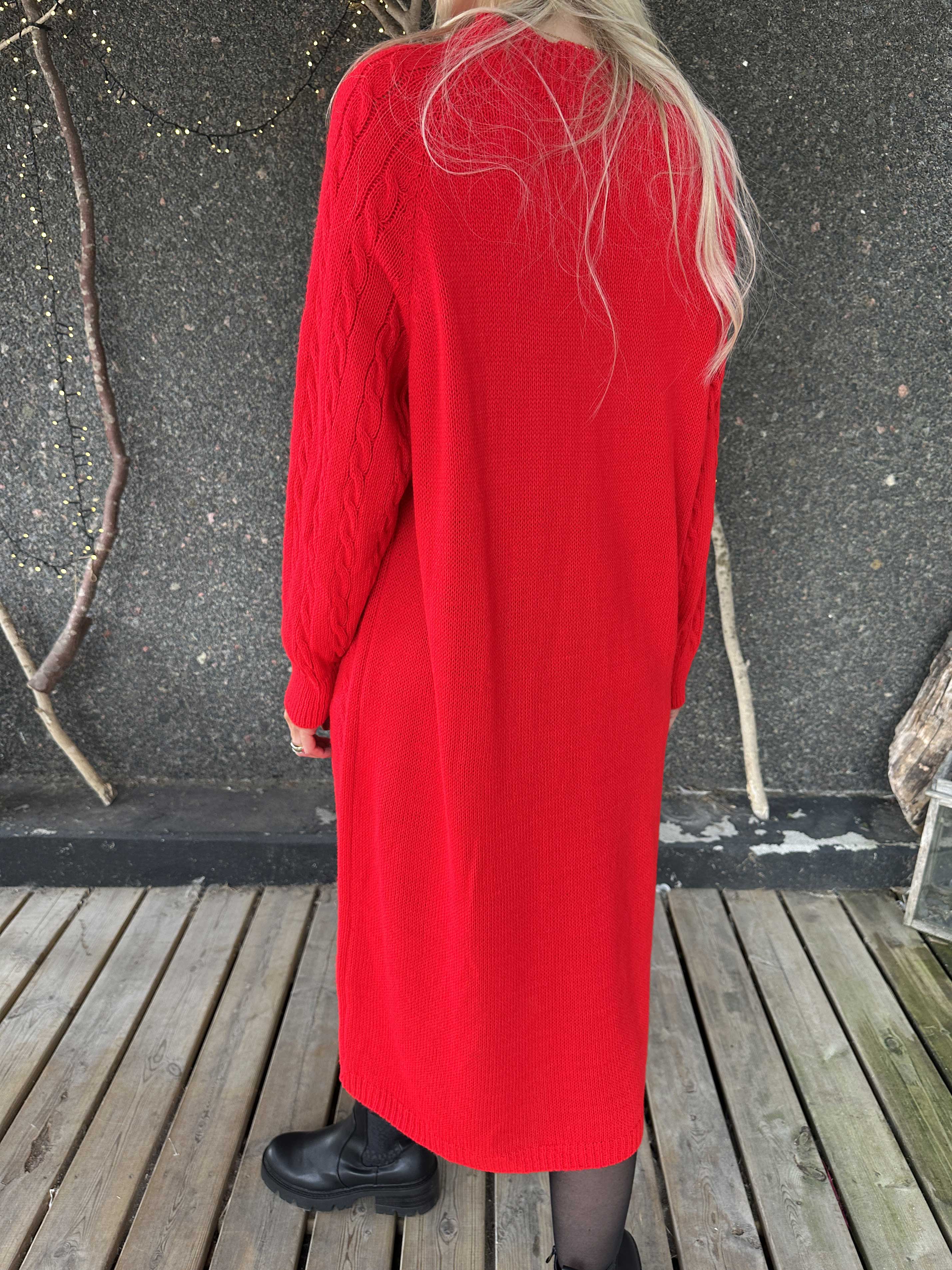 Floresta - Strikkjole med kabelstrik, guld knapper og turtleneck