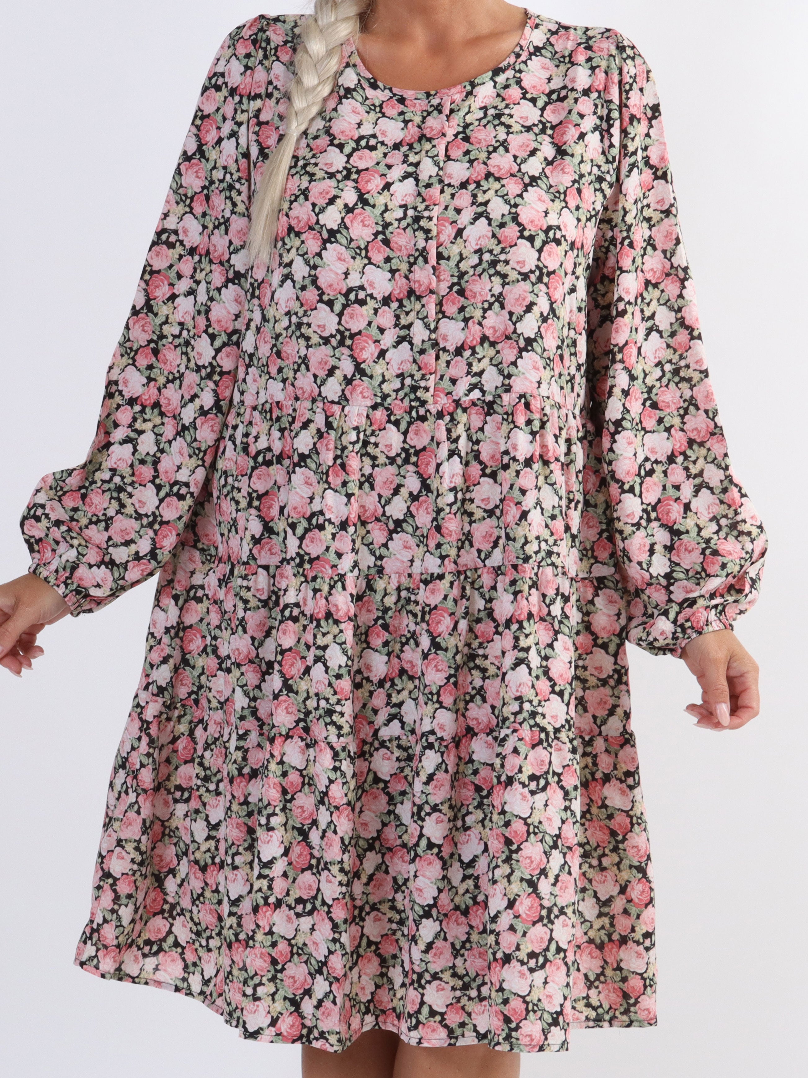 Hannah - Sød blomstret kjole med lag på lag look