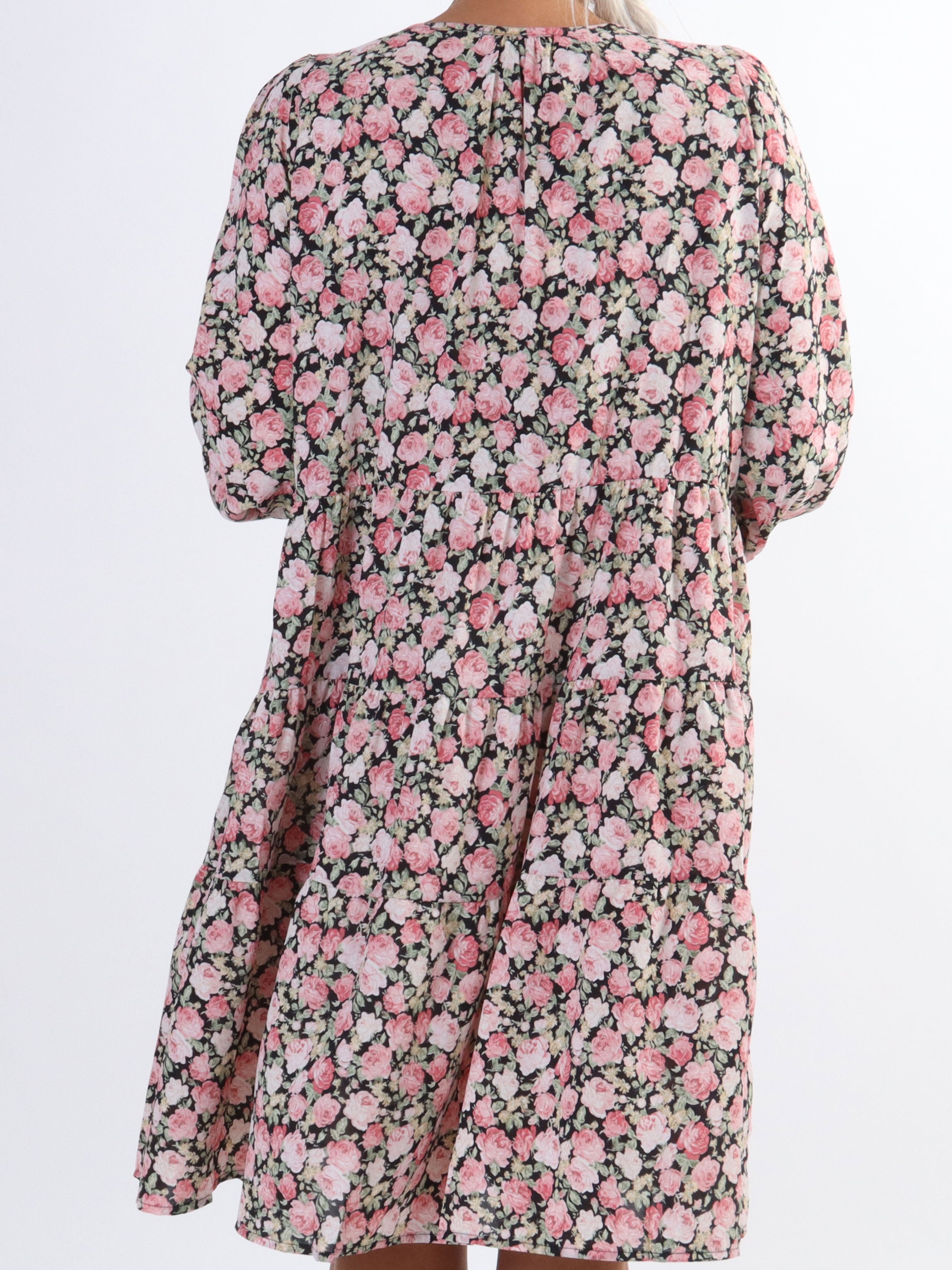 Hannah - Sød blomstret kjole med lag på lag look