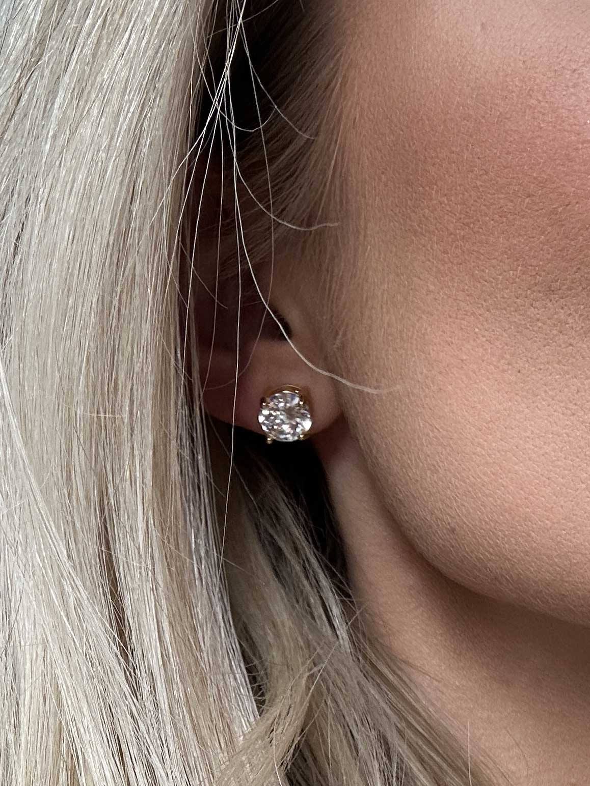 Harriet - Fine guldfarvede øreringe med stor sten