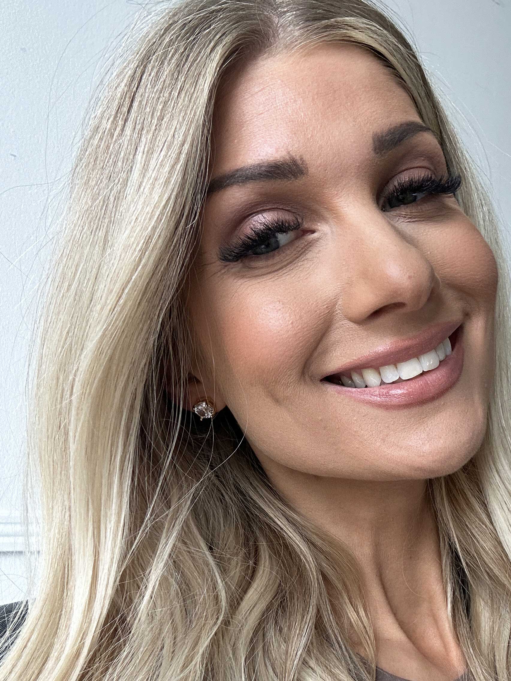 Harriet - Fine guldfarvede øreringe med stor sten